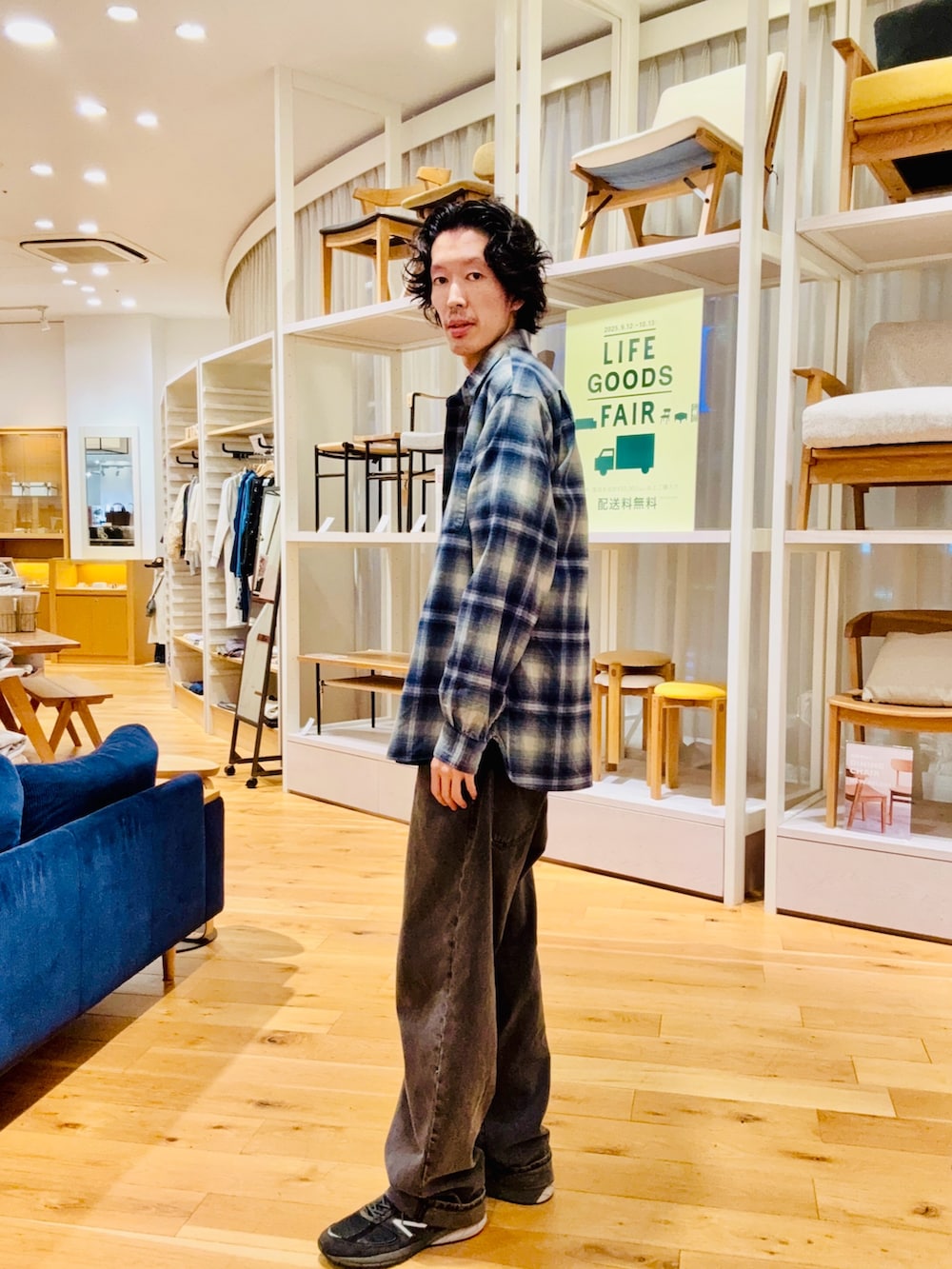 ブルー系のシャツ/ブラウスを着用したメンズの秋コーディネートの2枚目の写真