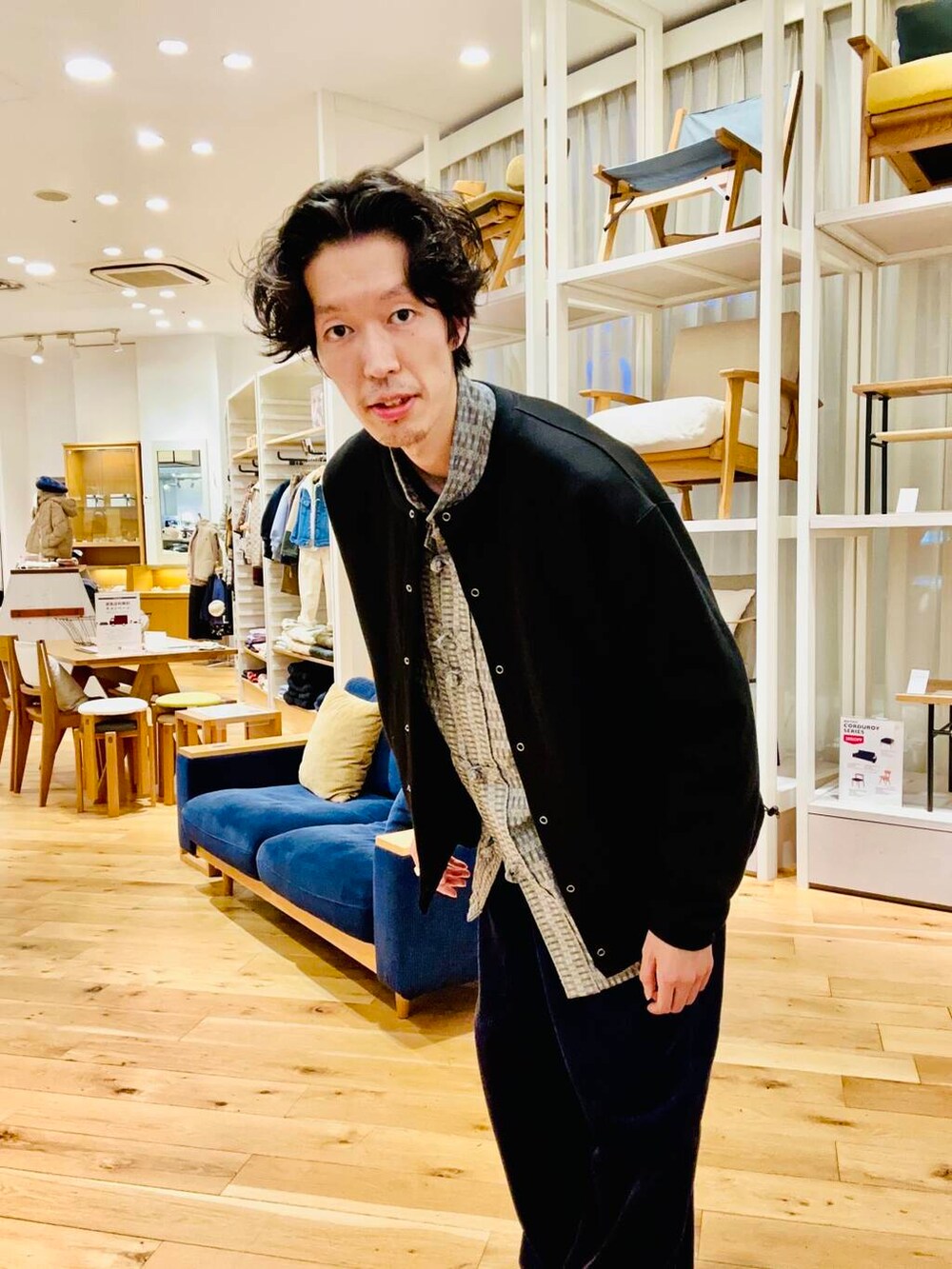 ブラック系のカーディガン/ボレロを着用したメンズの冬コーディネートの4枚目の写真