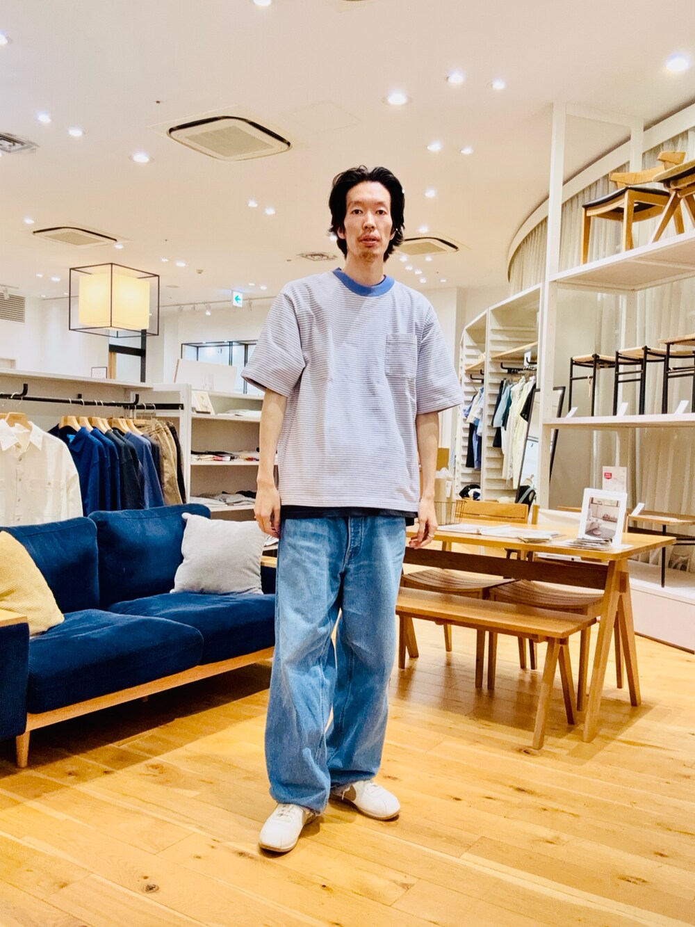 ブルー系のTシャツ/カットソーを着用したメンズの春コーディネートの2枚目の写真