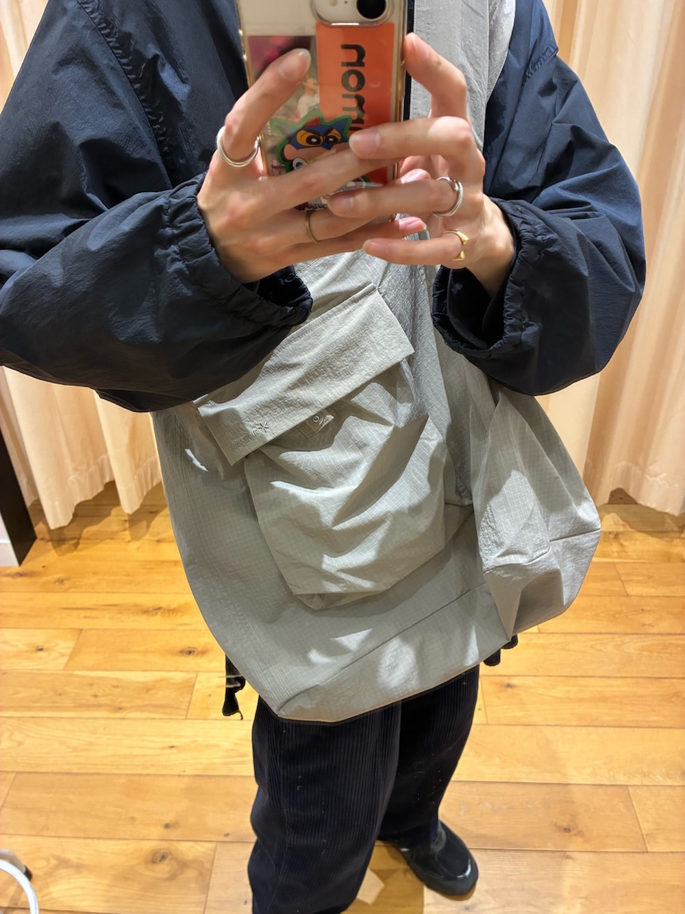 グレー系のショルダーバッグを着用したメンズの春コーディネートの2枚目の写真