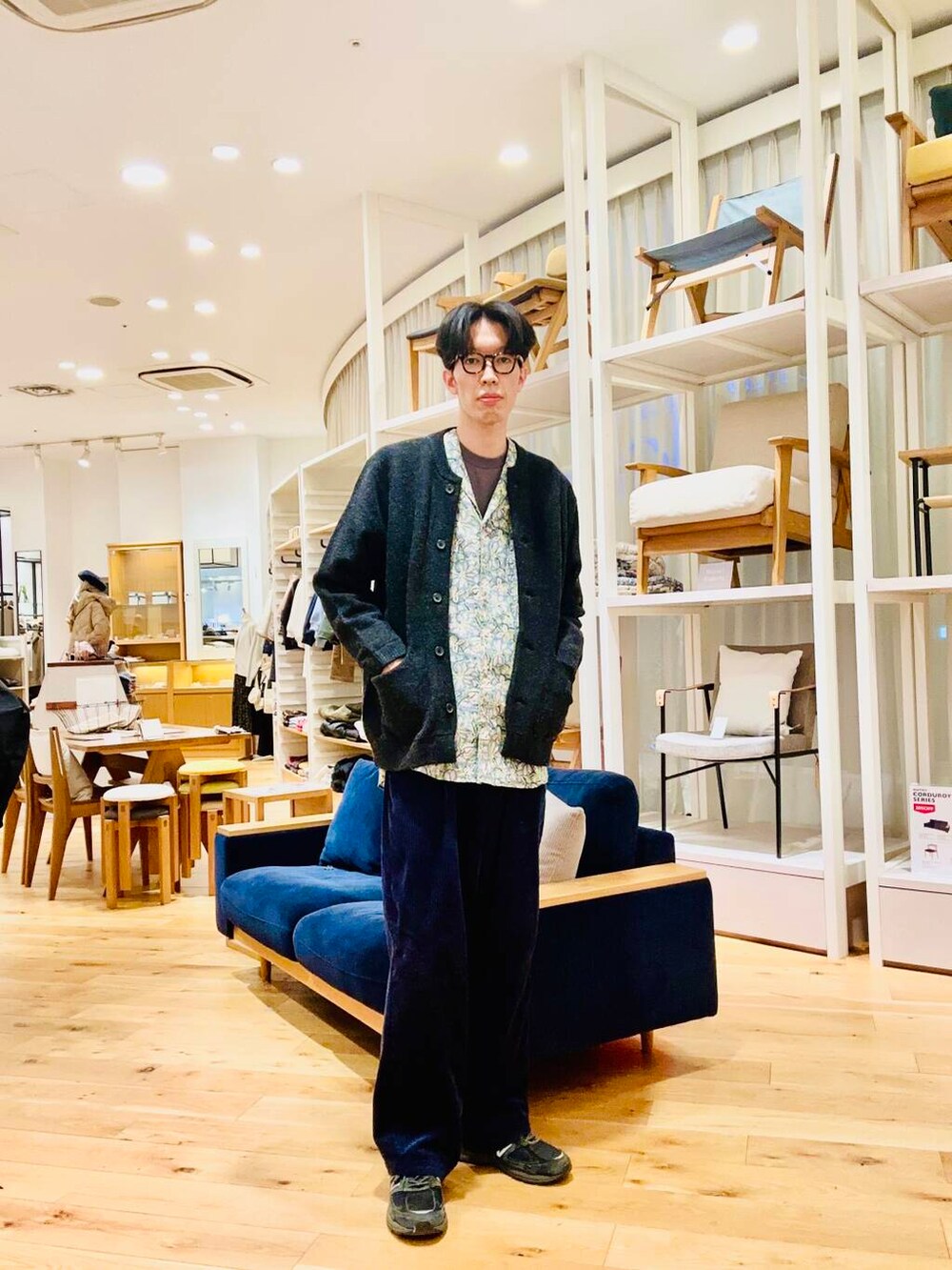 グレー系のカーディガン/ボレロ、グレー系のカーディガン/ボレロを着用したメンズの冬コーディネートの3枚目の写真