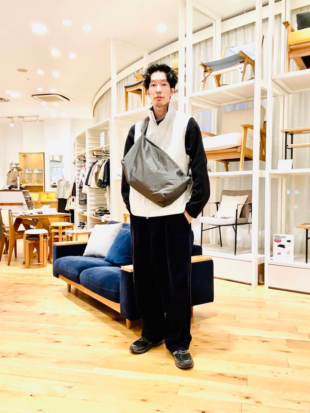 グレー系のショルダーバッグ、ホワイト系のその他アウターを着用したメンズの冬コーディネートの3枚目の写真