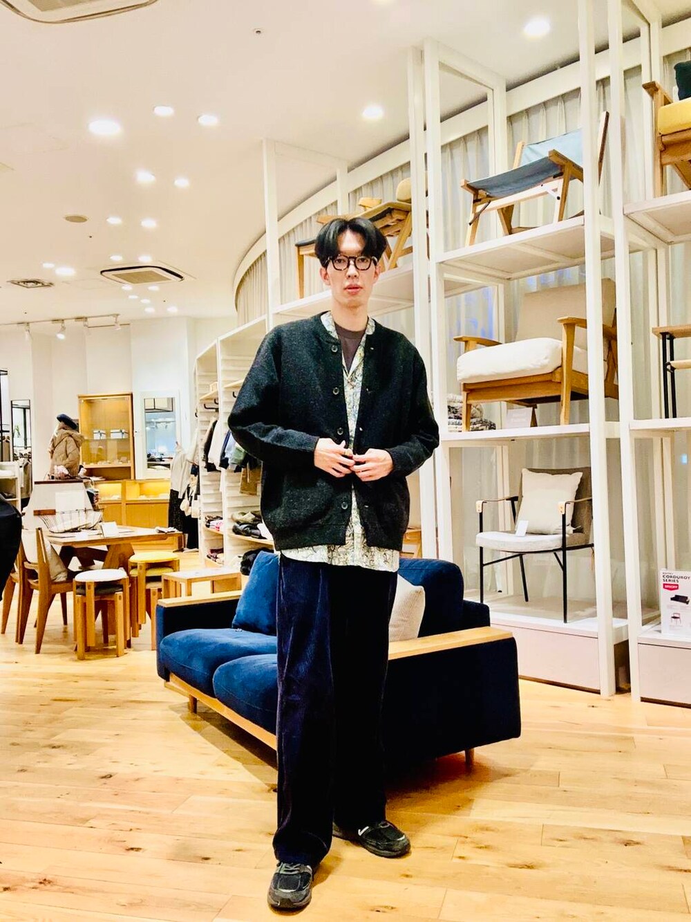 グレー系のカーディガン/ボレロを着用したメンズの冬コーディネートの2枚目の写真