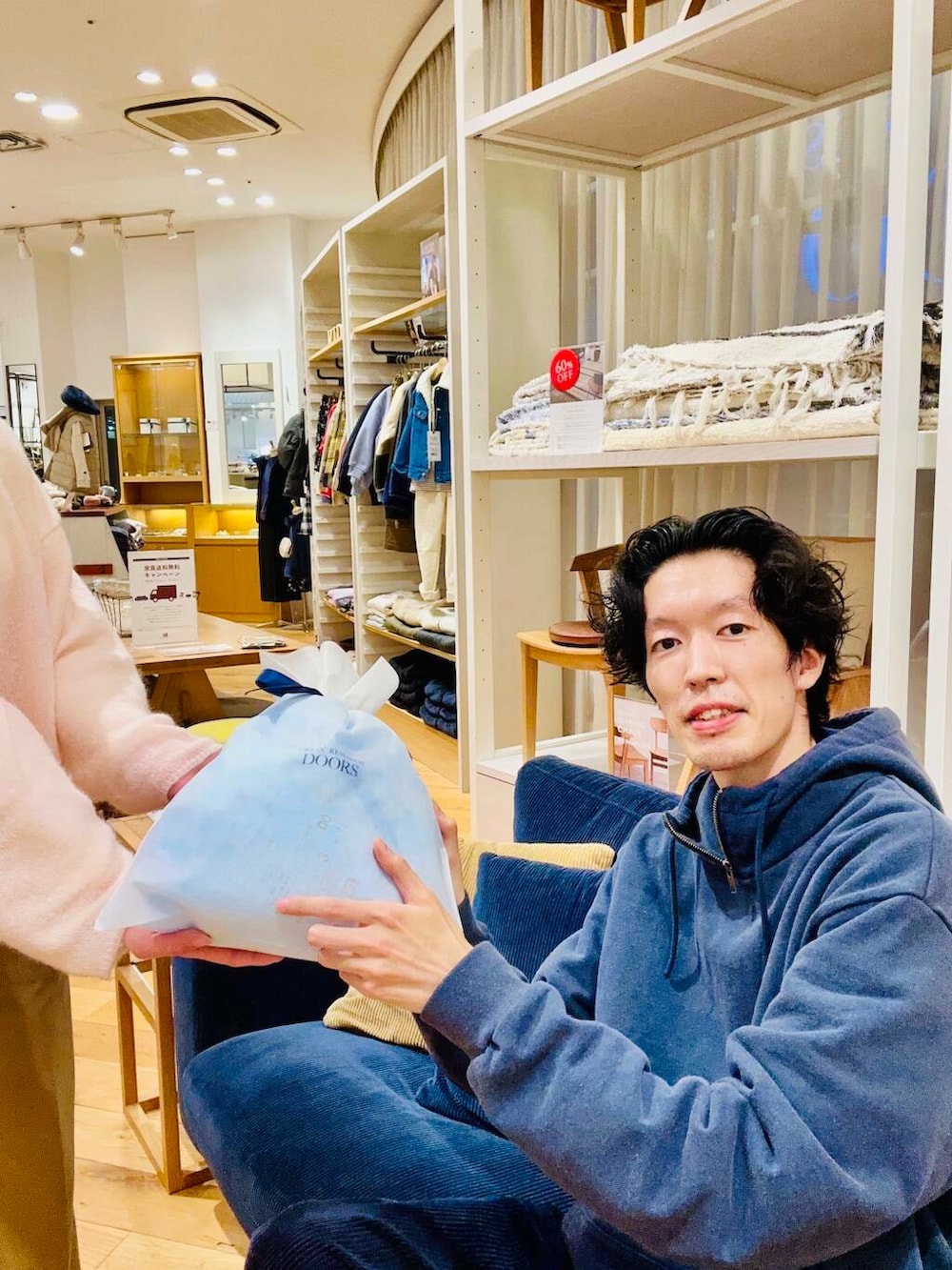 ブルー系のパーカー、ブルー系のキャップを着用したメンズの冬コーディネートの2枚目の写真