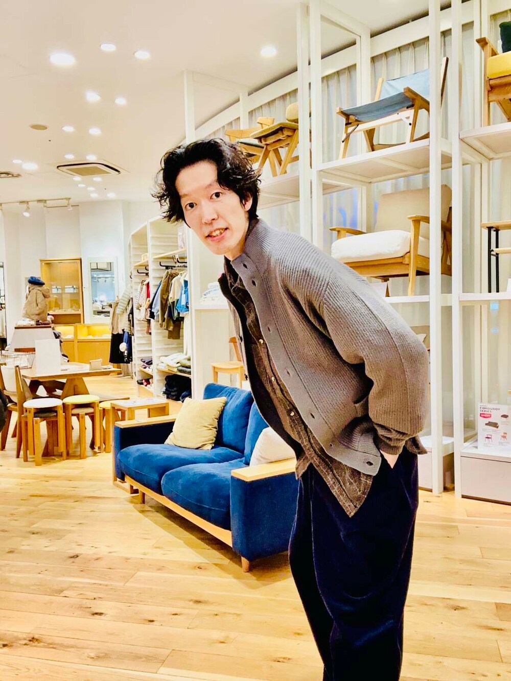 グレー系のカーディガン/ボレロ、ベージュ系のカーディガン/ボレロ、グレー系のカーディガン/ボレロを着用したメンズの冬コーディネートの6枚目の写真