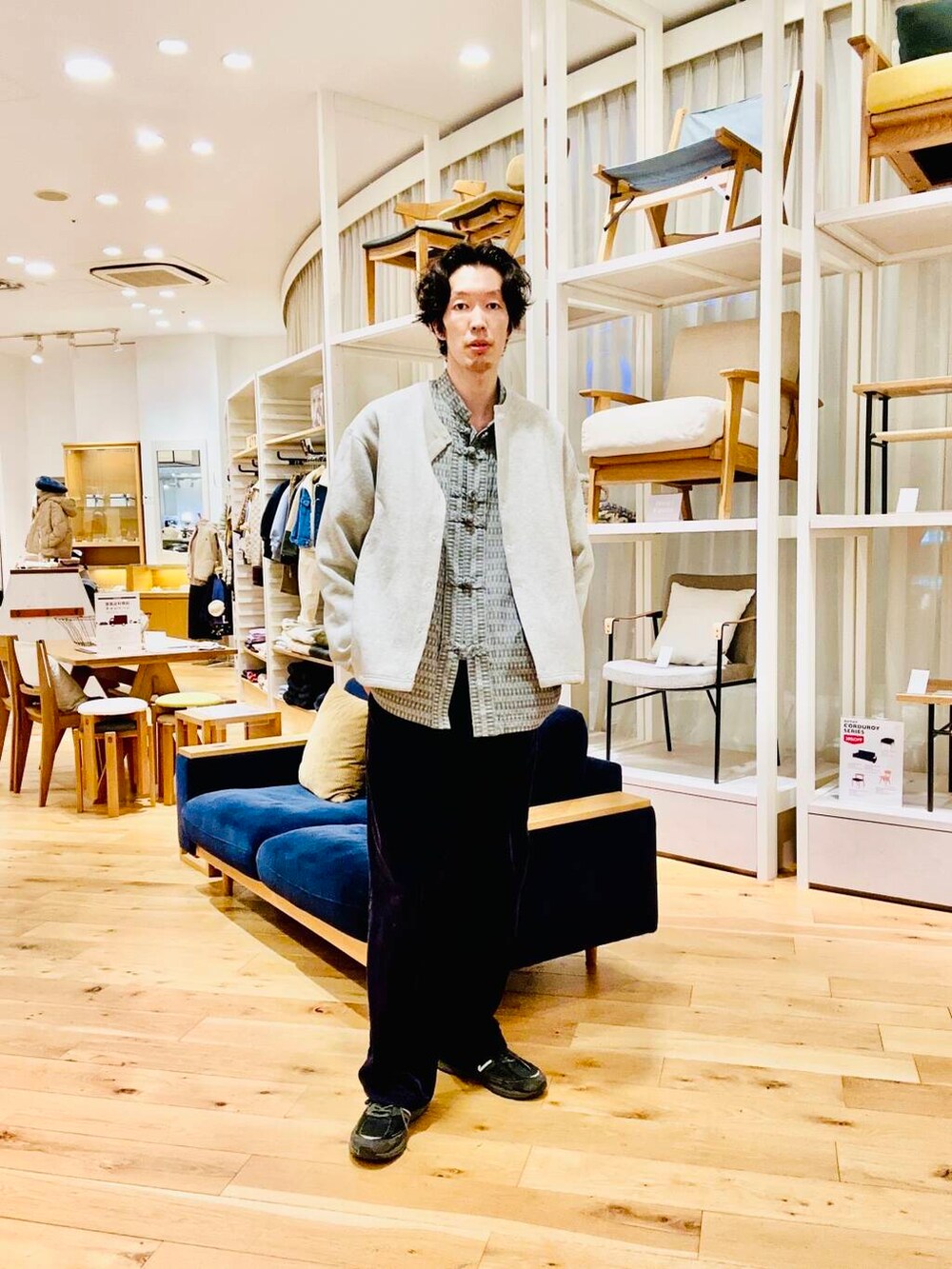 グレー系のカーディガン/ボレロ、グレー系のカーディガン/ボレロを着用したメンズの冬コーディネートの4枚目の写真