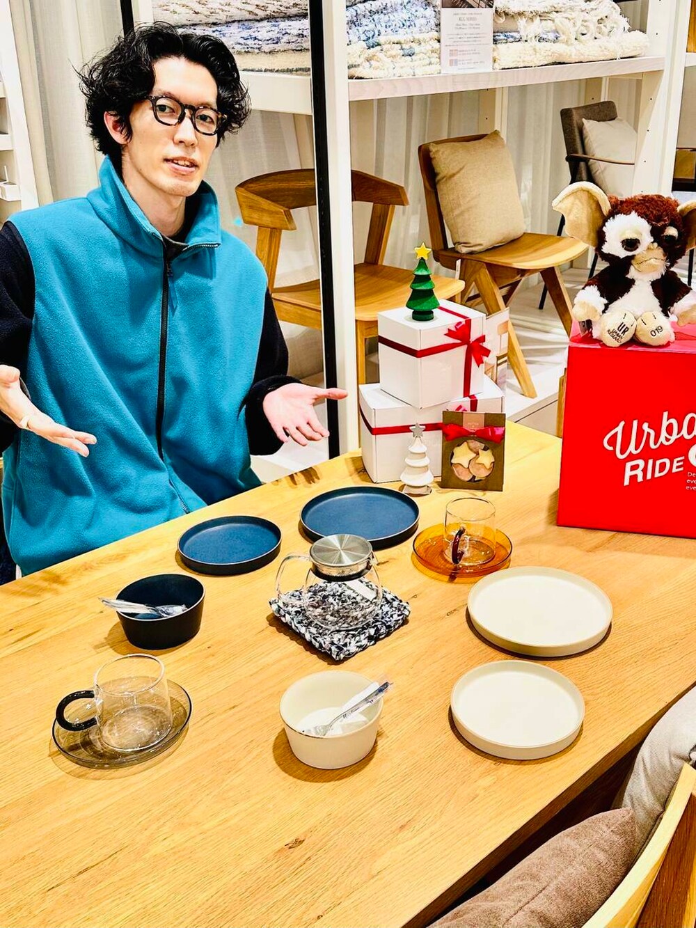 ホワイト系の食器、ブルー系の食器、ブルー系のキッチンツールを着用したメンズの冬コーディネートの2枚目の写真