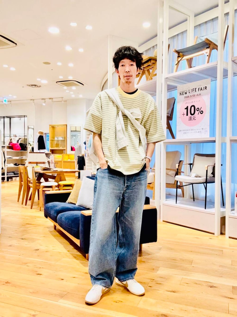 ブルー系のデニムパンツを着用したメンズの春コーディネートの2枚目の写真