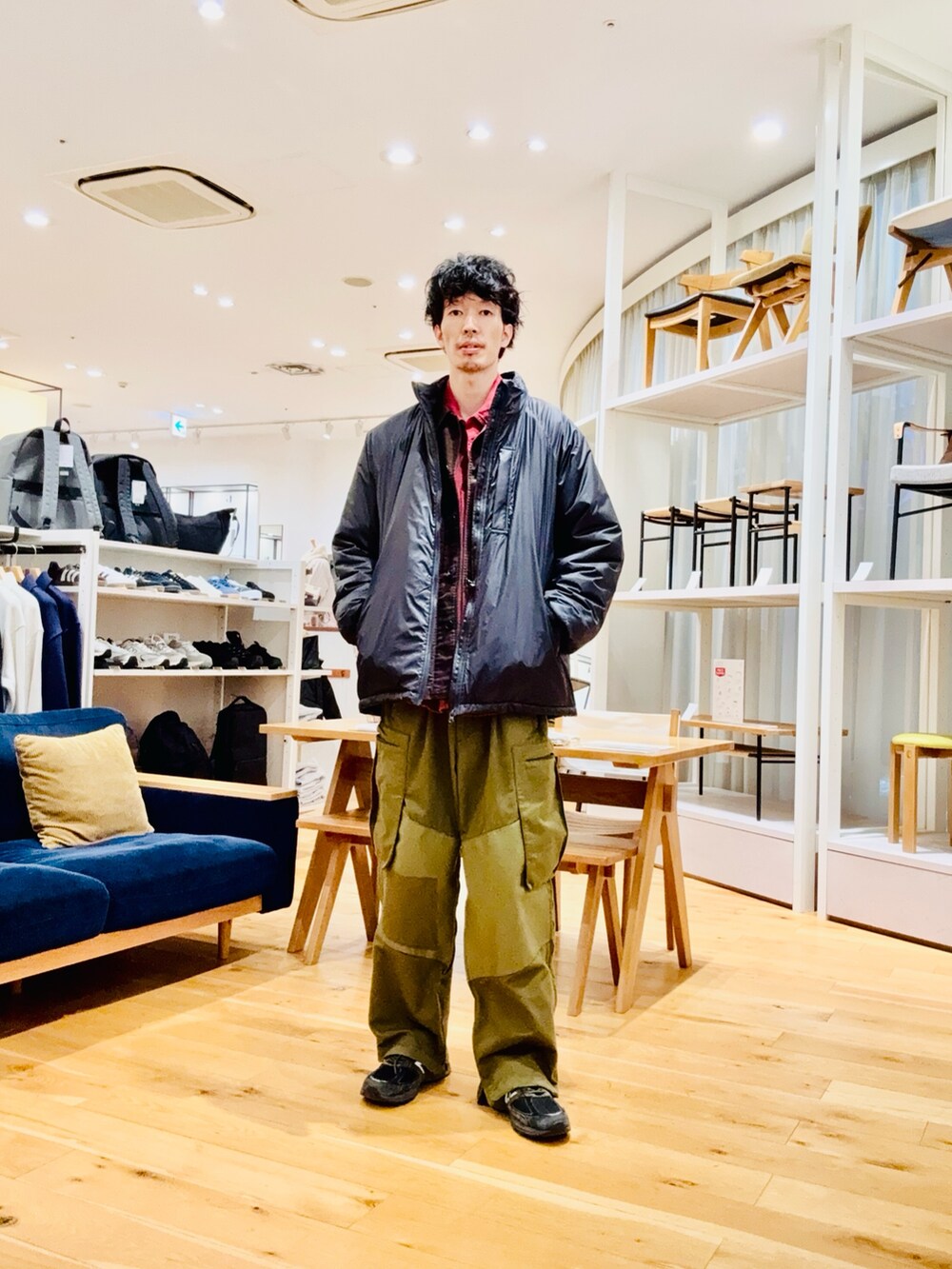 ブラック系のブルゾンを着用したメンズの冬コーディネートの2枚目の写真