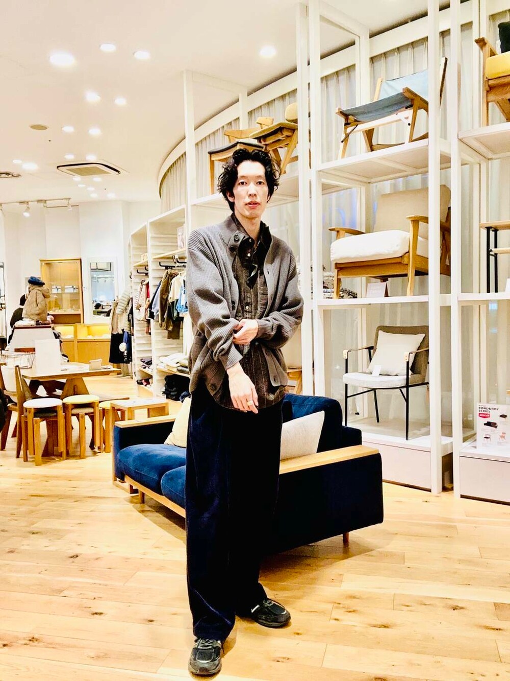 グレー系のカーディガン/ボレロ、ベージュ系のカーディガン/ボレロ、グレー系のカーディガン/ボレロを着用したメンズの冬コーディネートの5枚目の写真