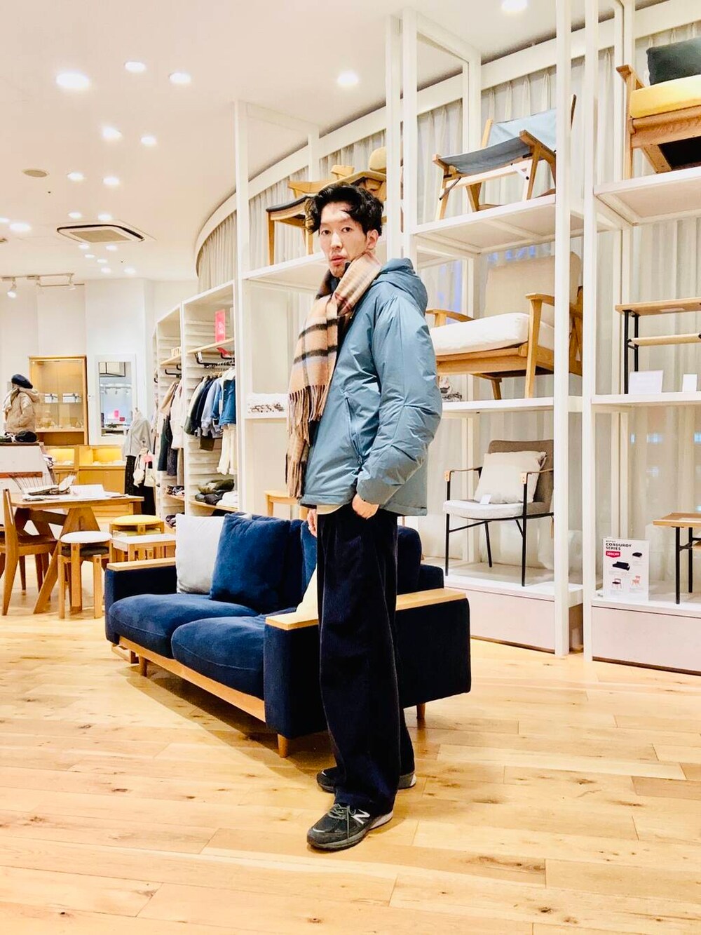 ブルー系のダウンジャケット/コートを着用したメンズの冬コーディネートの2枚目の写真