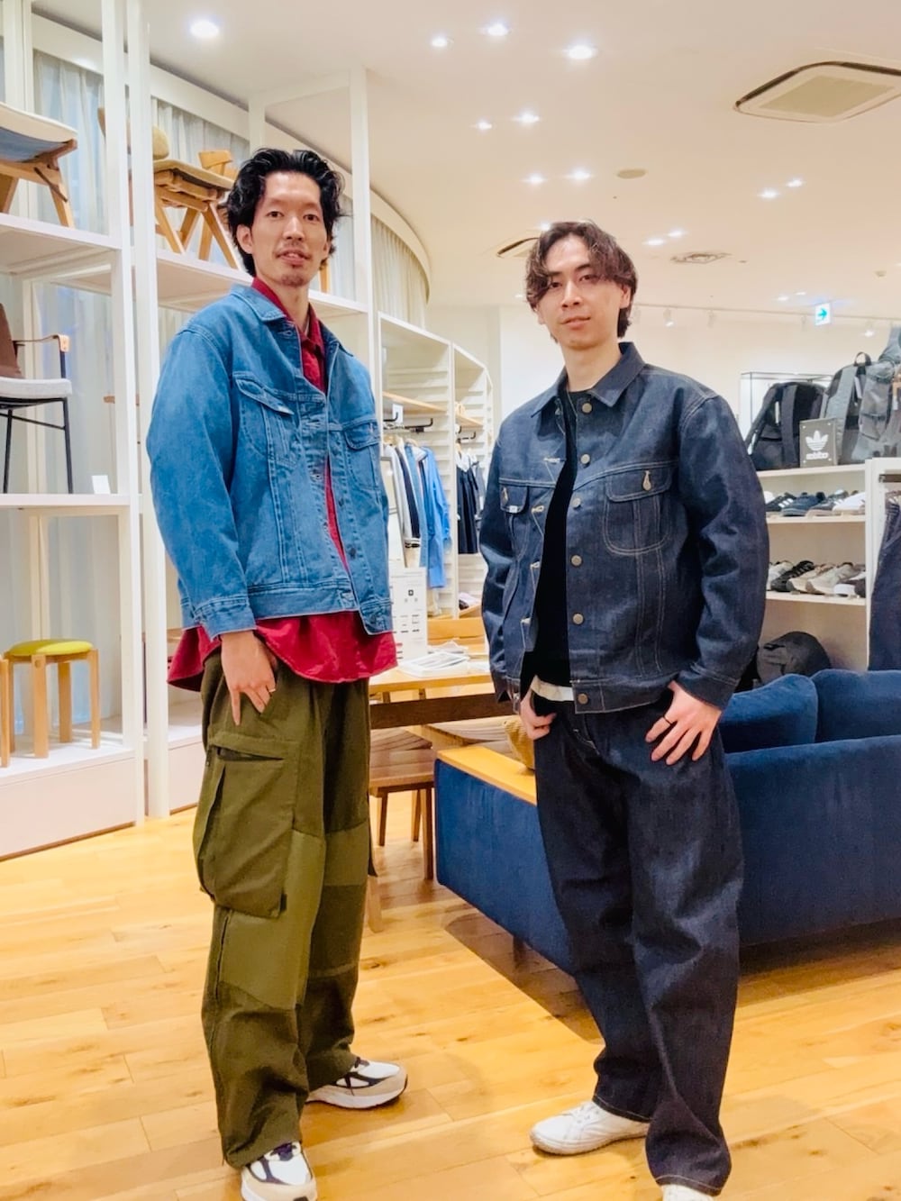 ブルー系のデニムジャケットを着用したメンズの冬コーディネートの2枚目の写真