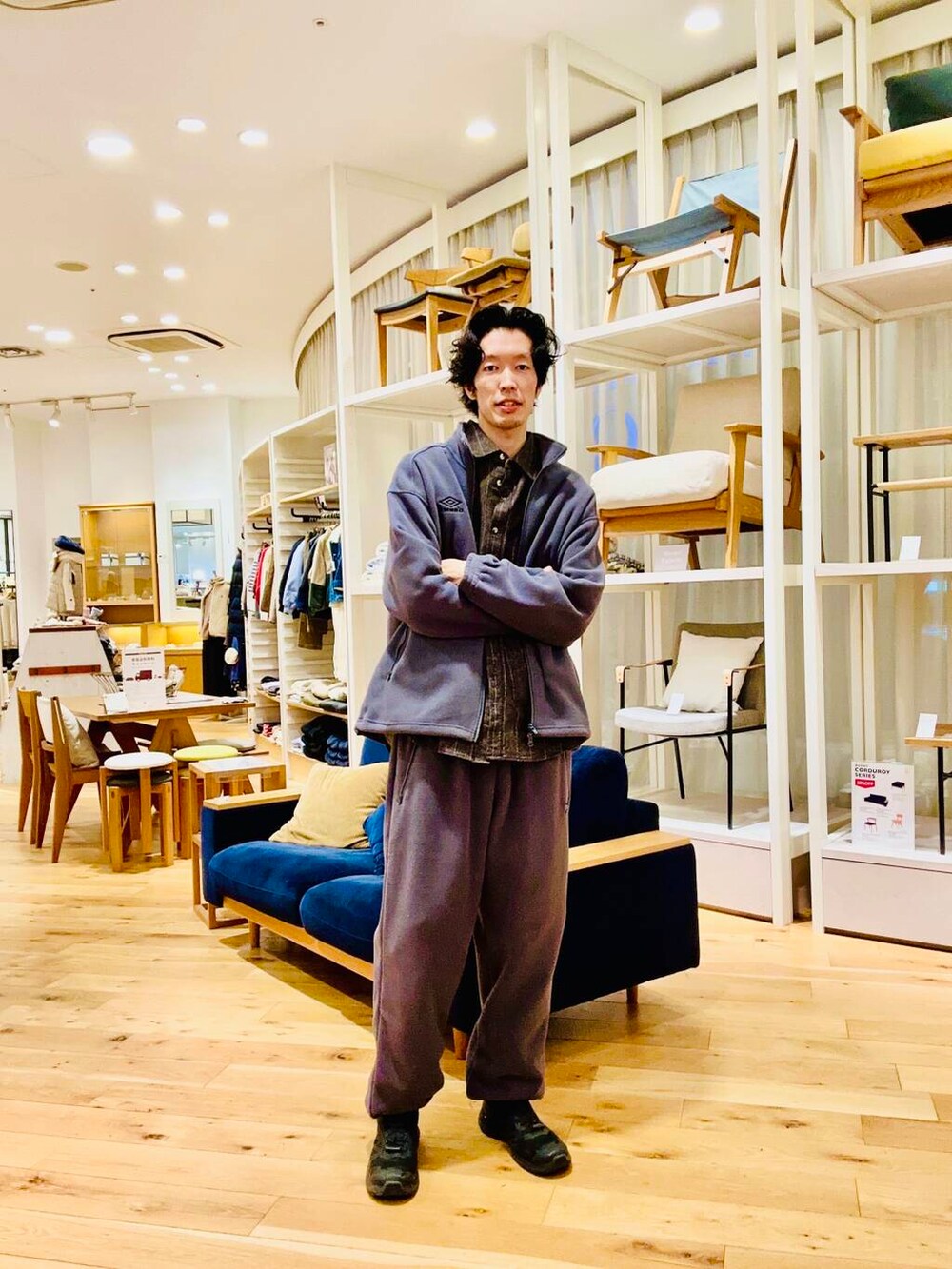 グレー系のその他アウター、ブルー系のその他アウター、グレー系のその他パンツを着用したメンズの冬コーディネートの2枚目の写真