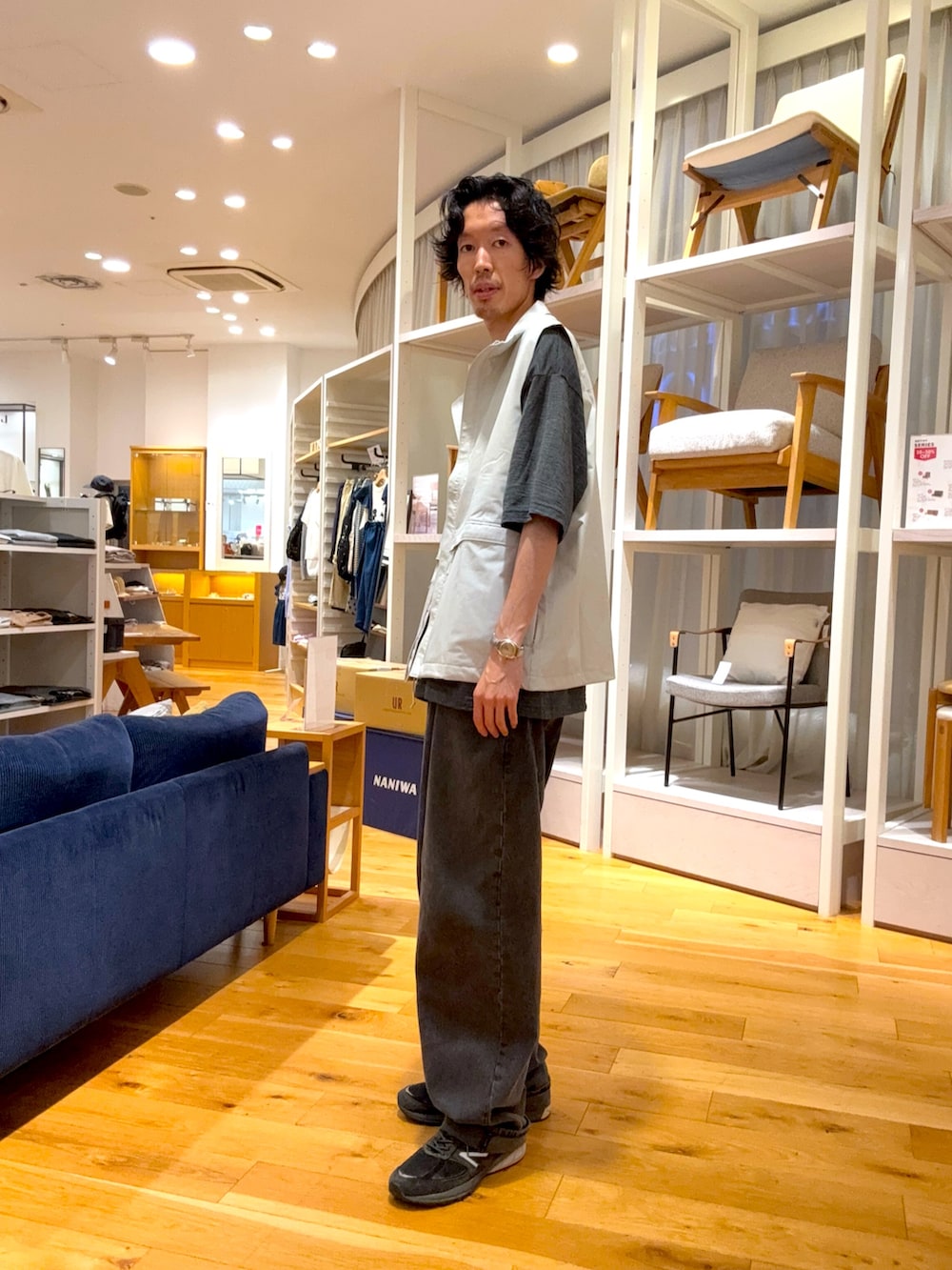 ホワイト系のその他アウターを着用したメンズの夏コーディネートの2枚目の写真