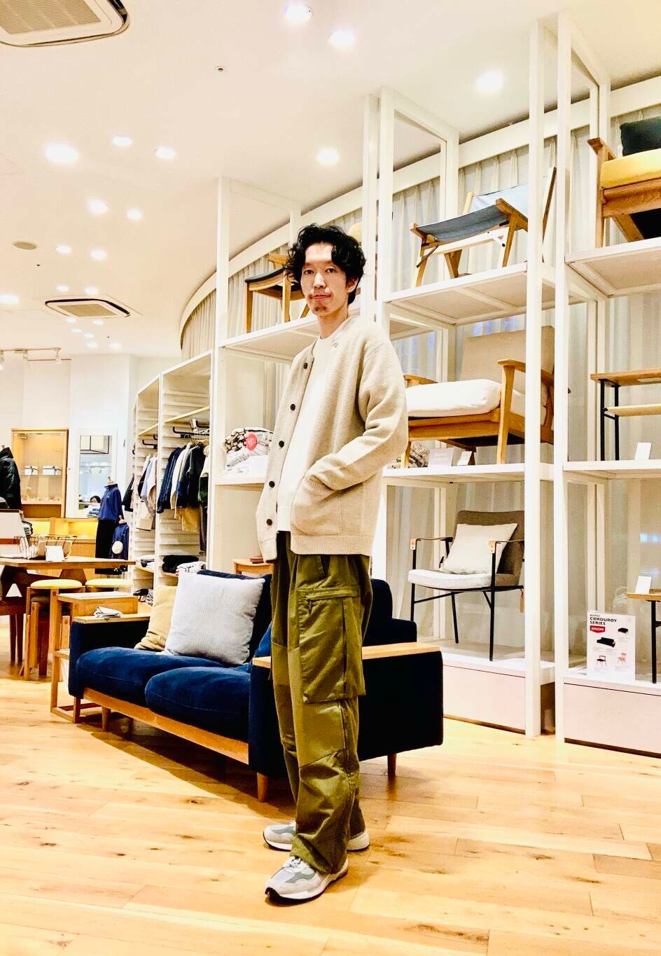 グレー系のカーディガン/ボレロ、ベージュ系のカーディガン/ボレロ、グレー系のカーディガン/ボレロを着用したメンズの冬コーディネートの2枚目の写真