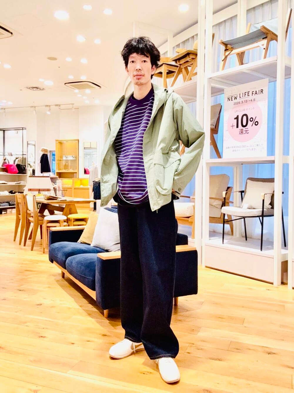 グリーン系のマウンテンパーカーを着用したメンズの春コーディネートの2枚目の写真