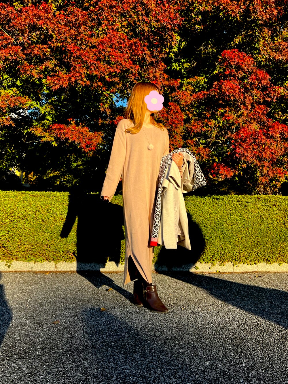 「冬アウター、休日スタイル、ニット/セーター、きれいめコーディネート、秋服、ベージュ」|「couture broochのビジュー釦ロングコート(ノーカラーコート、ベージュ系)」を使った、ayu.さん(骨格ストレート・レディース・155cm)の秋コーディネートの3枚目の写真