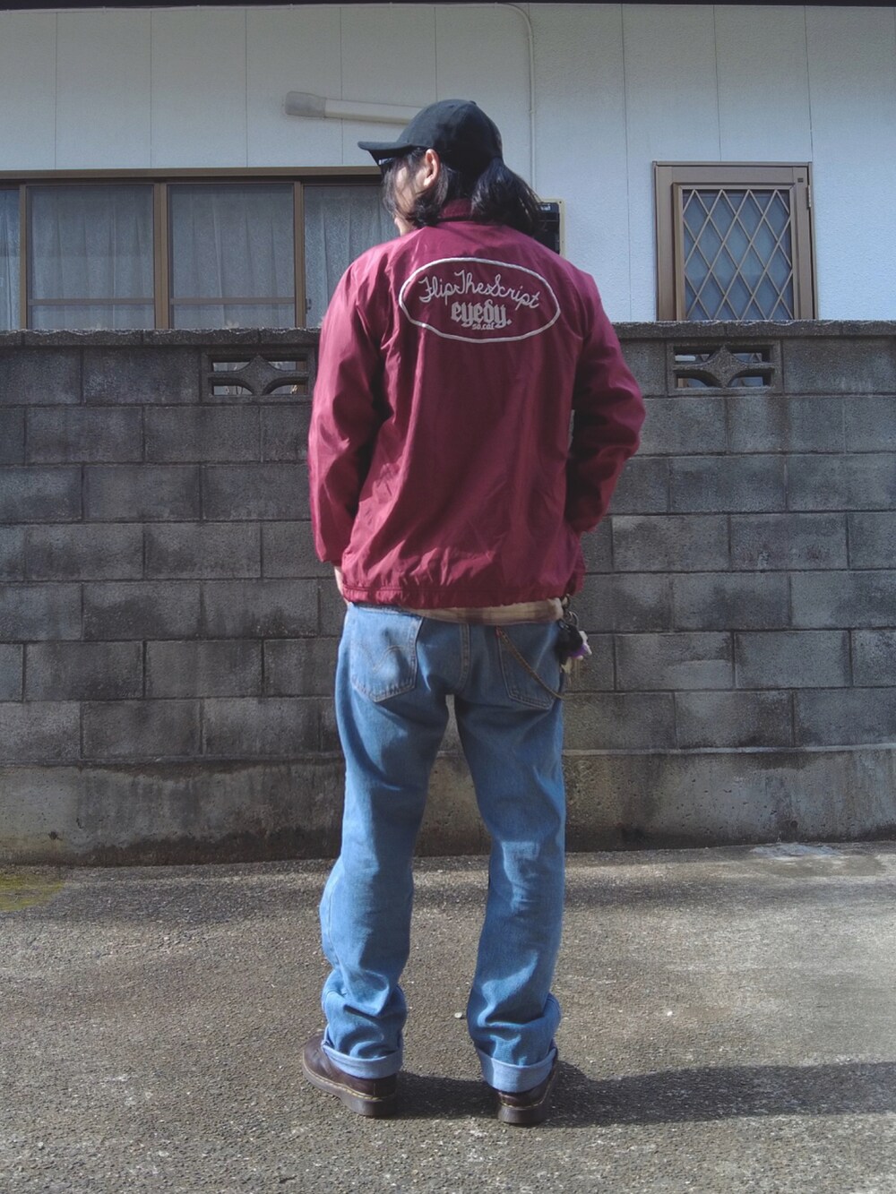 ブラウン系のブーツ、ブルー系のデニムパンツ、ホワイト系のシャツ/ブラウスを着用したメンズの冬コーディネートの3枚目の写真