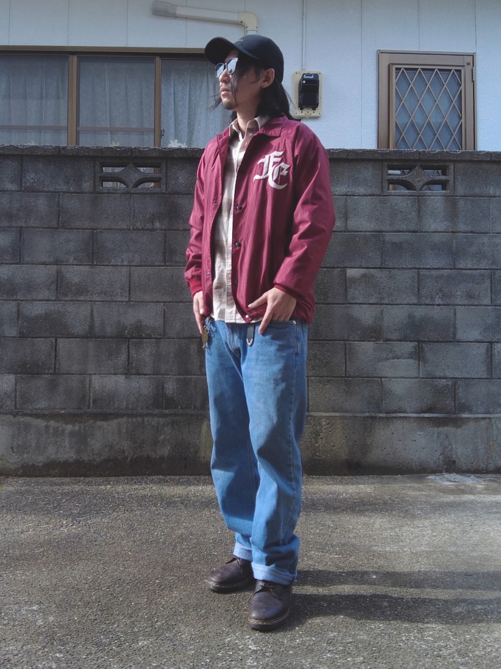 ブラウン系のブーツ、ブルー系のデニムパンツ、ホワイト系のシャツ/ブラウスを着用したメンズの冬コーディネートの2枚目の写真