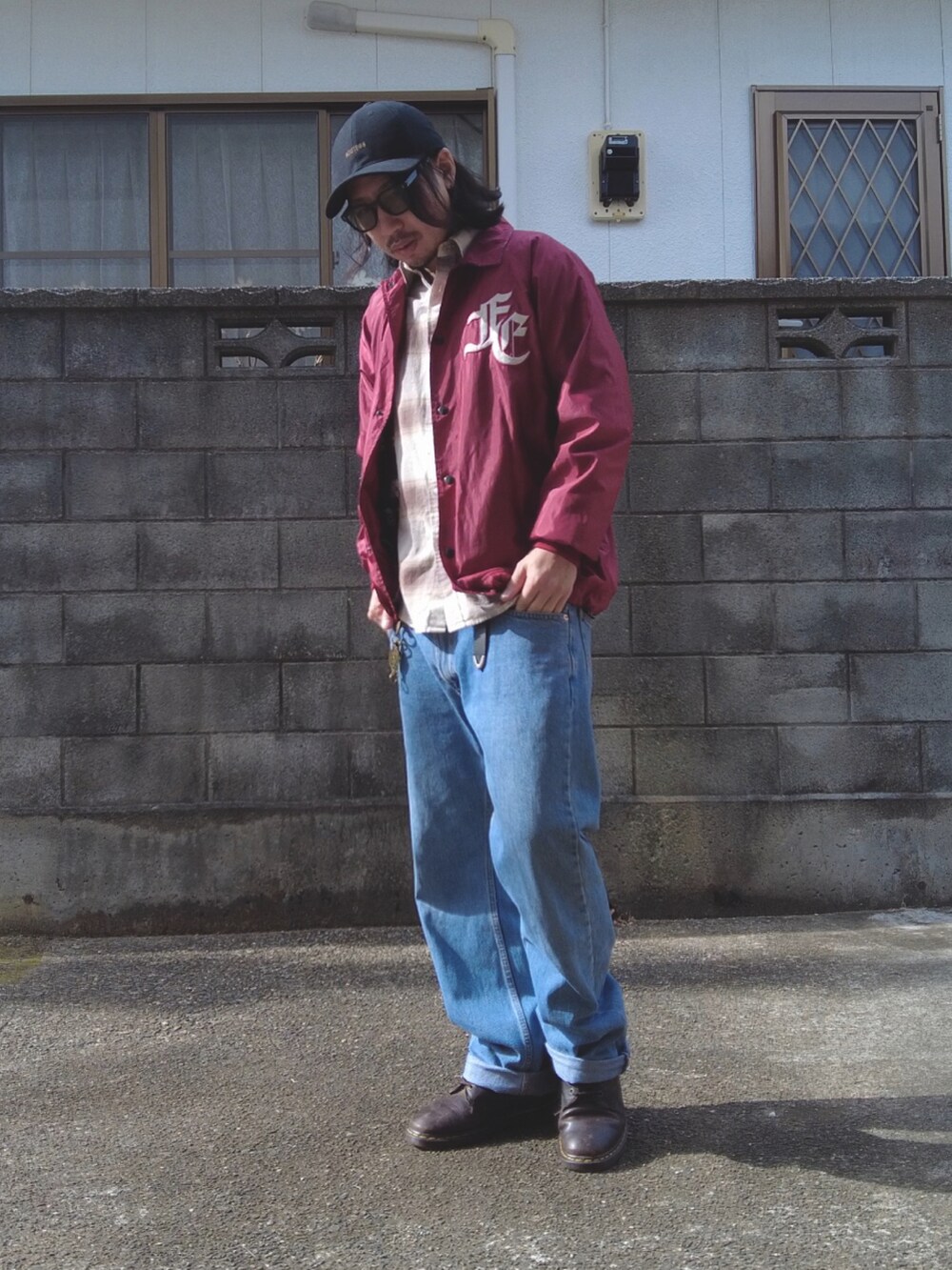 ブラウン系のブーツ、ブルー系のデニムパンツ、ホワイト系のシャツ/ブラウスを着用したメンズの冬コーディネートの4枚目の写真