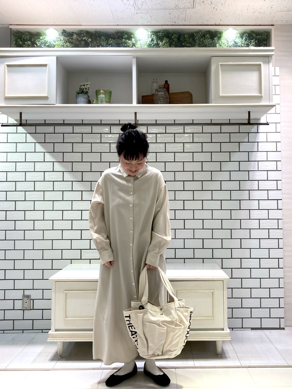 「大人女子、大人ガーリー、ロングワンピース、シンプルコーデ、シアタープロダクツ(THEATRE PRODUCTS)、ワンピースコーデ、フォーマルワンピース、フォーマル」｜「PUAL CE CINの【WEB限定】THEATRE PRODUCTS ガーデンバッグS（ショルダーバッグ、ベージュ系）」を使った、chihakoさん（レディース・155cm）の春コーディネートの3枚目の写真