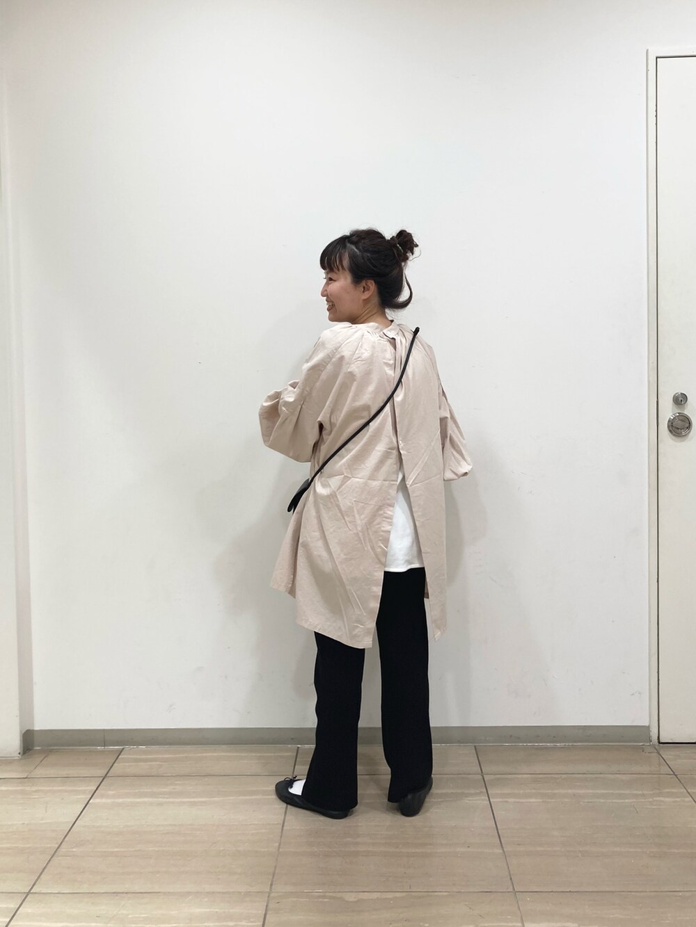 「春、pualcecin、ピュアルセシン、春カラー、シンプル、リブパンツ、パステル映える春、春色、低身長、ボリューム袖、休日コーデ」｜「PUAL CE CINの【サステナブル】ヴィーガンレザーポケットショルダーBAG（ショルダーバッグ、ブラック系）」を使った、chihakoさん（レディース・155cm）の春コーディネートの2枚目の写真