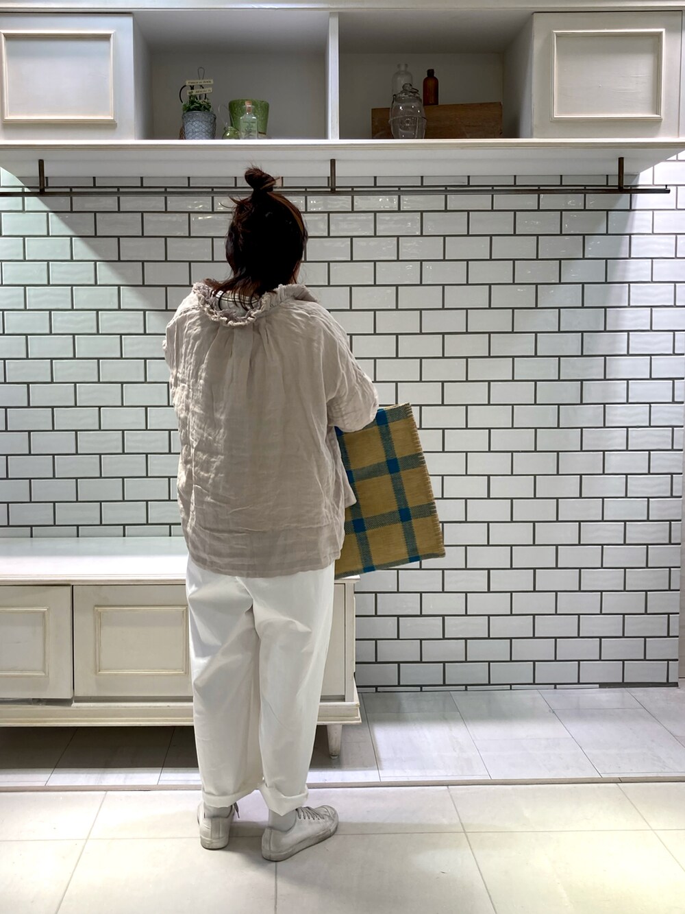 ホワイト系のその他パンツ、ブルー系のショルダーバッグ、ベージュ系のシャツ/ブラウスを着用したレディースの春コーディネートの2枚目の写真