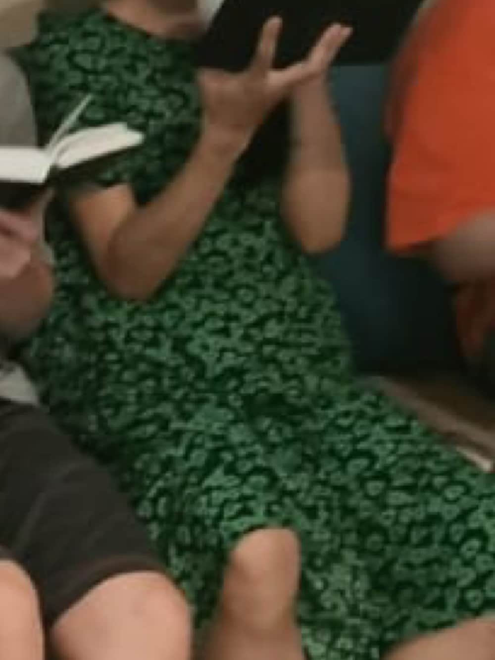 グリーン系のワンピース、その他のスマホグッズを着用したレディースの冬コーディネートの4枚目の写真