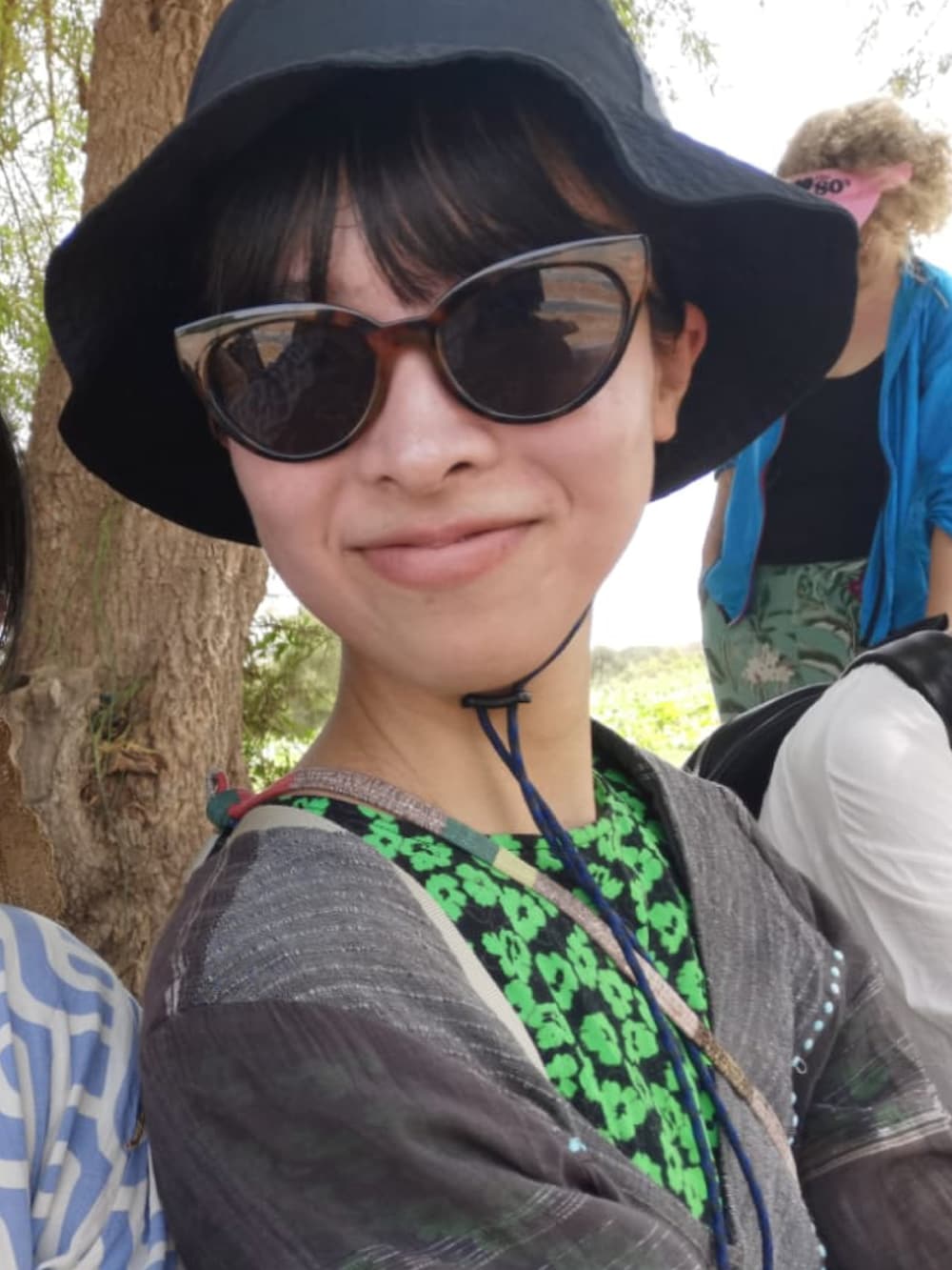 グリーン系のワンピース、その他のスマホグッズを着用したレディースの冬コーディネートの3枚目の写真