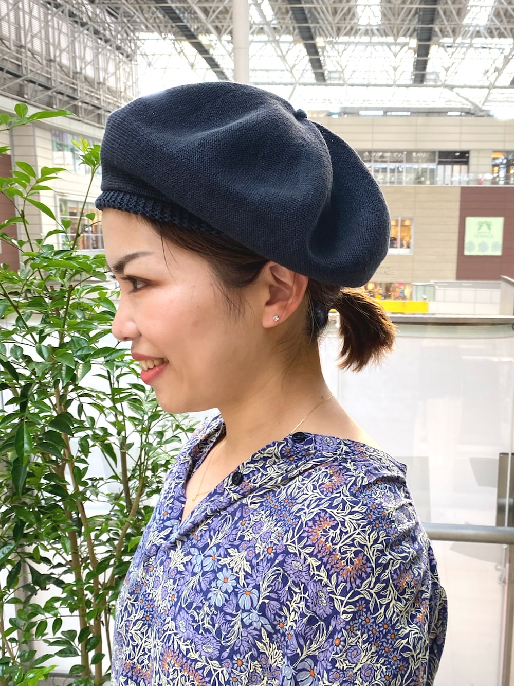 「ベレー帽、レイヤードスタイル、休日スタイル、FORK&SPOON、シンプルコーデ、シャツスタイル、春夏コーデ、ママコーデ、URBAN RESEARCH DOORS、mature ha」｜「mature ha.のアイテム（ハンチング/ベレー帽、グレー系）」を使った、jimaさん（レディース・163cm）の春コーディネートの4枚目の写真
