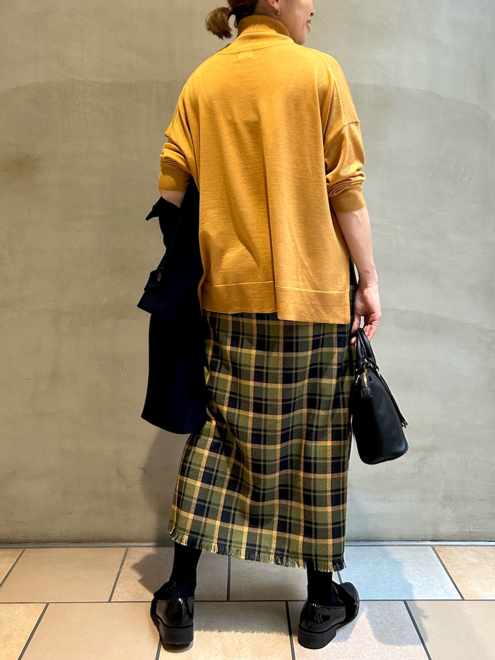 「URBAN RESEARCH DOORS、RODE SKO、ママコーデ、チェック、タートルネック、冬アウター、最近のいい感じコーデ、冬コーデ、きれいめカジュアル、お出かけコーデ、ニット、イエロー、ローファー、ボストンバッグ」|「URBAN RESEARCH DOORSのウォッシャブルウールタートルワイドプルオーバー(ニット/セーター、イエロー系)」を使った、jimaさん(レディース・163cm)の秋コーディネートの6枚目の写真