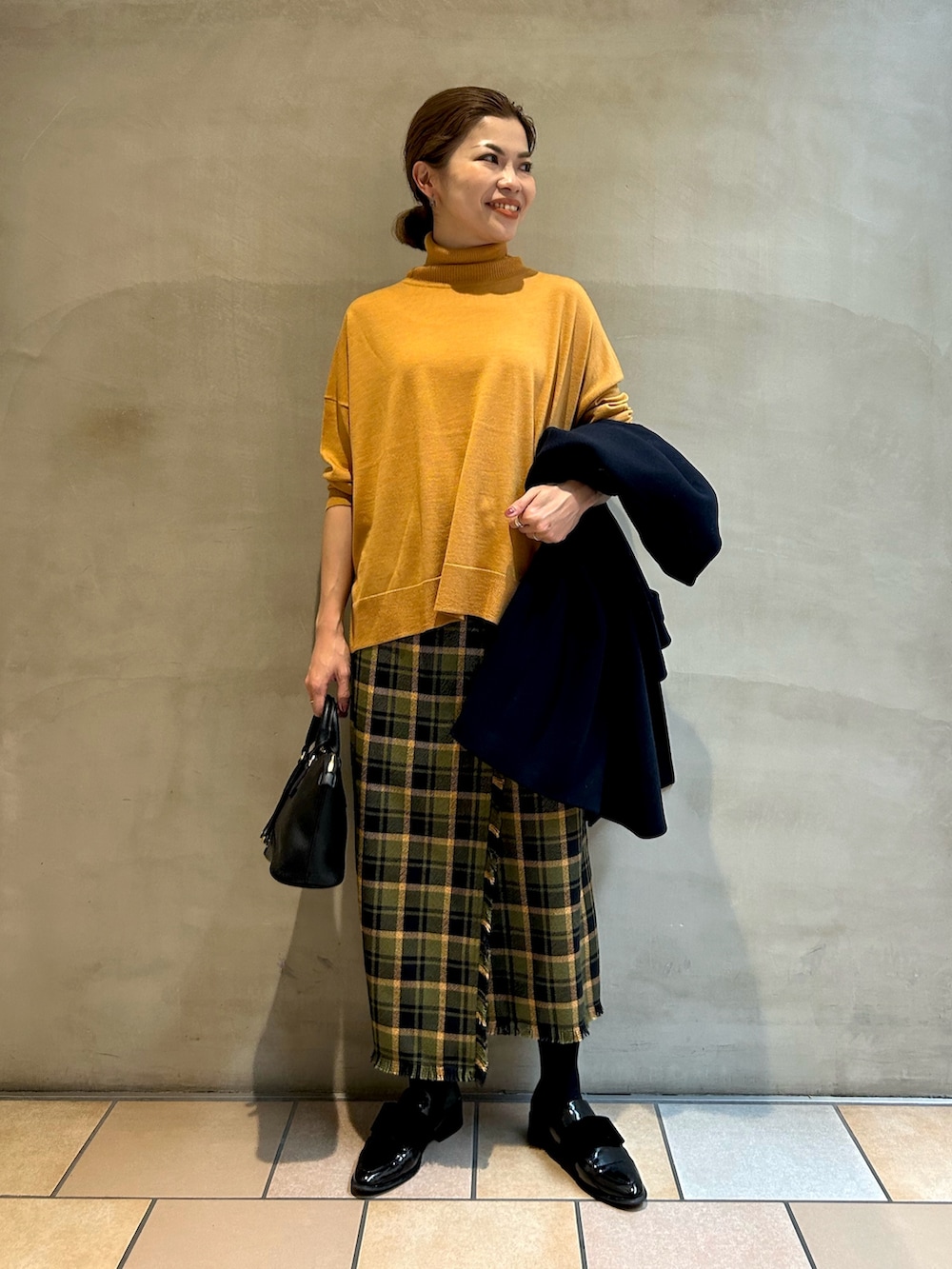 「URBAN RESEARCH DOORS、RODE SKO、ママコーデ、チェック、タートルネック、冬アウター、最近のいい感じコーデ、冬コーデ、きれいめカジュアル、お出かけコーデ、ニット、イエロー、ローファー、ボストンバッグ」|「URBAN RESEARCH DOORSのウォッシャブルウールタートルワイドプルオーバー(ニット/セーター、イエロー系)」を使った、jimaさん(レディース・163cm)の秋コーディネートの4枚目の写真