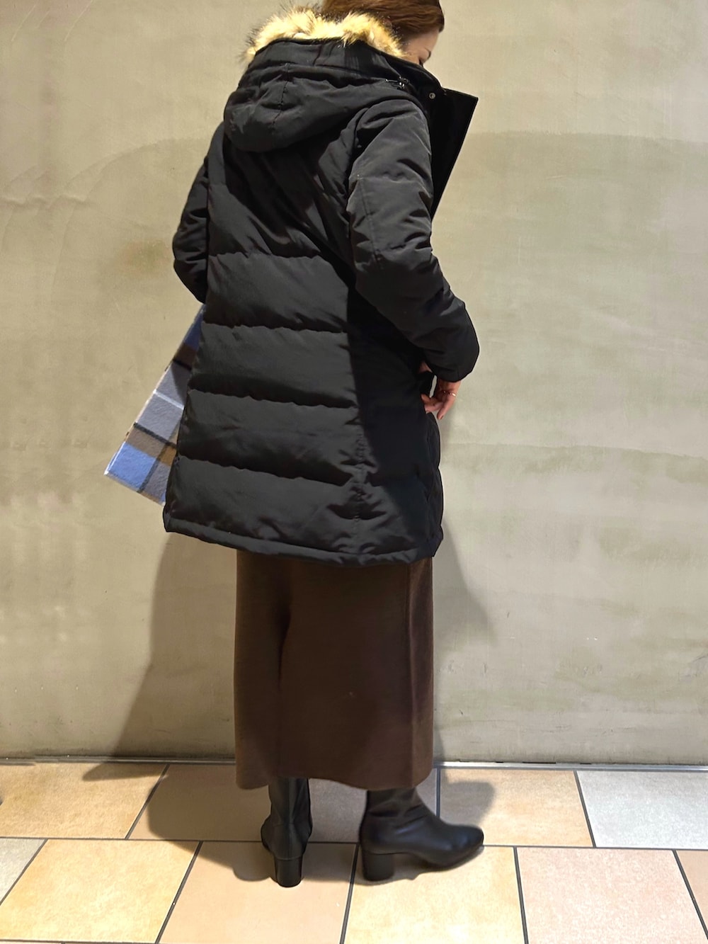 「URBAN RESEARCH DOORS、Danton、ママコーデ、ダウンジャケット、ブーツ、ニット、ボストンバッグ、クリスマスに着たい服、ロングスカート、チェック、冬コーデ、休日スタイル、きれいめカジュアル、ロングコート」|「DANTONのアイテム(ダウンジャケット/コート、ブラック系)」を使った、jimaさん(レディース・163cm)の冬コーディネートの3枚目の写真