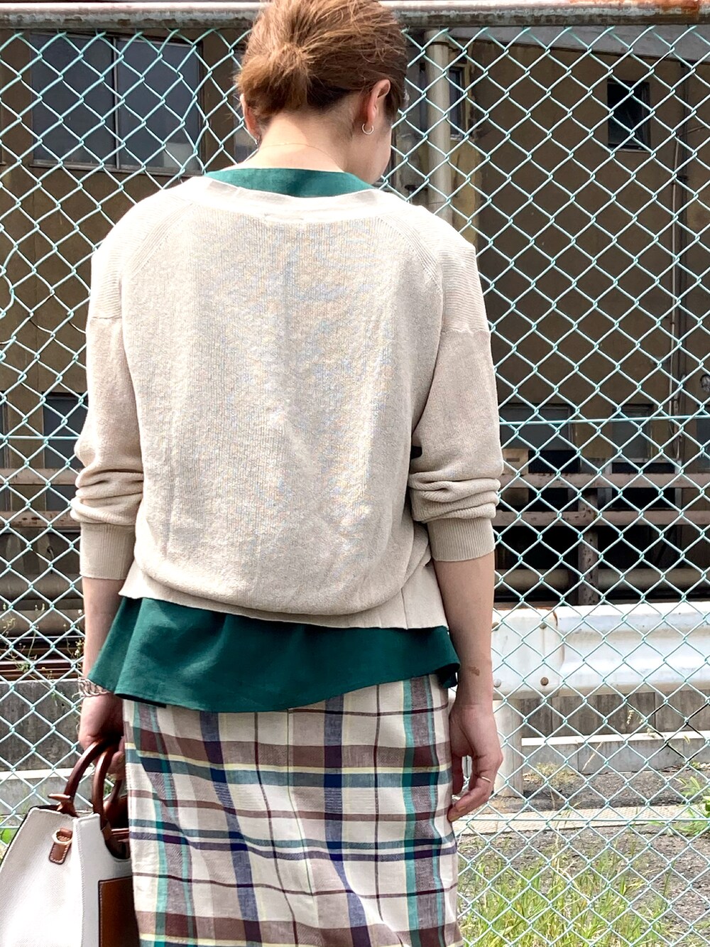 グリーン系のシャツ/ブラウス、ベージュ系のカーディガン/ボレロ、ベージュ系のスカートを着用したレディースの夏コーディネートの5枚目の写真