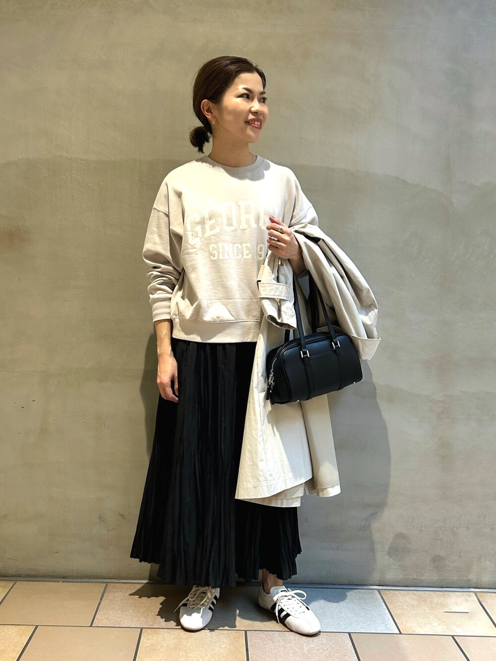 「URBAN RESEARCH DOORS、ママコーデ、RODE SKO、ロングスカート、ボストンバッグ、スウェット、きれいめカジュアル、adidas、春コーデ」|「URBAN RESEARCH DOORSのカレッジロゴスウェット(スウェット、ベージュ系)」を使った、jimaさん(骨格ストレート・レディース・163cm)の冬コーディネートの4枚目の写真