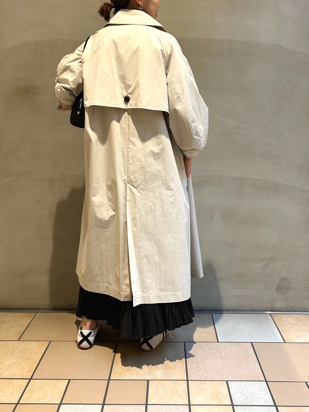 「URBAN RESEARCH DOORS、ママコーデ、RODE SKO、ロングスカート、ボストンバッグ、スウェット、きれいめカジュアル、adidas、春コーデ」|「URBAN RESEARCH DOORSのカレッジロゴスウェット(スウェット、ベージュ系)」を使った、jimaさん(骨格ストレート・レディース・163cm)の冬コーディネートの3枚目の写真