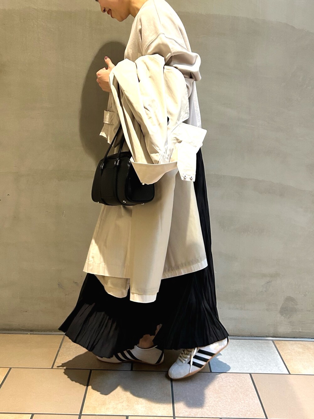 「URBAN RESEARCH DOORS、ママコーデ、RODE SKO、ロングスカート、ボストンバッグ、スウェット、きれいめカジュアル、adidas、春コーデ」|「URBAN RESEARCH DOORSのカレッジロゴスウェット(スウェット、ベージュ系)」を使った、jimaさん(骨格ストレート・レディース・163cm)の冬コーディネートの5枚目の写真