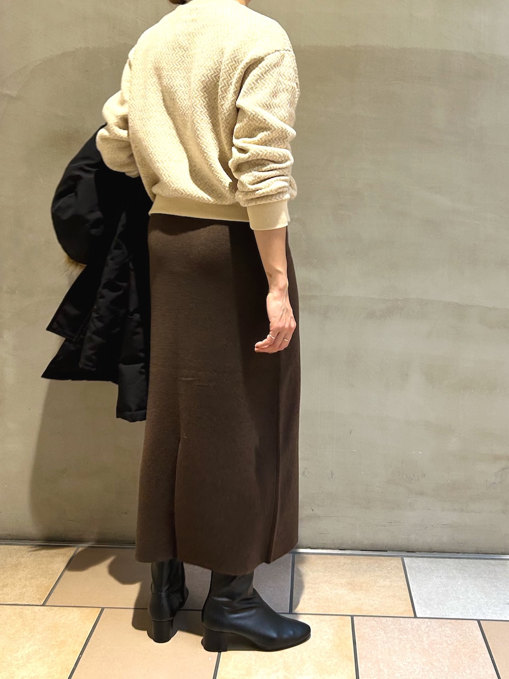 「URBAN RESEARCH DOORS、Danton、ママコーデ、ダウンジャケット、ブーツ、ニット、ボストンバッグ、クリスマスに着たい服、ロングスカート、チェック、冬コーデ、休日スタイル、きれいめカジュアル、ロングコート」|「DANTONのアイテム(ダウンジャケット/コート、ブラック系)」を使った、jimaさん(レディース・163cm)の冬コーディネートの5枚目の写真