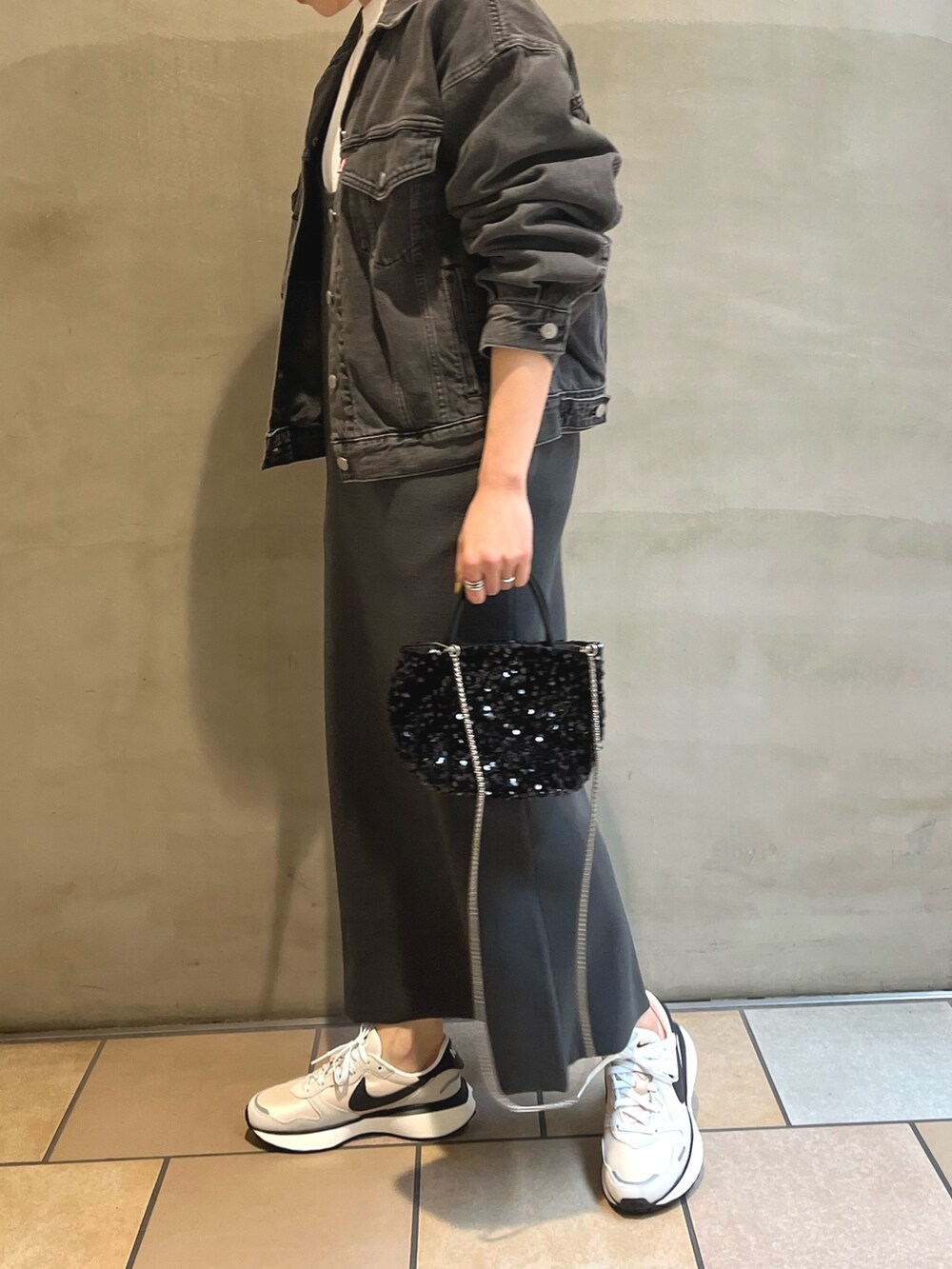 「URBAN RESEARCH DOORS、RODE SKO、FORK&SPOON、ママコーデ、スポーツミックス、ニット、休日スタイル、デニム、スニーカー、モノトーン、春アウター」｜「FORK&SPOONのFORK&SPOON　マシンウォッシャブルニットジャンパースカート（ワンピース、グレー系）」を使った、jimaさん（レディース・163cm）の冬コーディネートの2枚目の写真