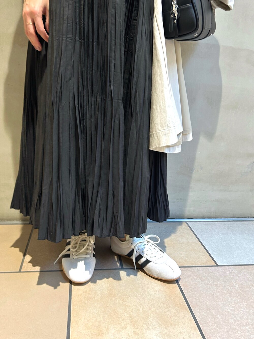 「URBAN RESEARCH DOORS、ママコーデ、RODE SKO、ロングスカート、ボストンバッグ、スウェット、きれいめカジュアル、adidas、春コーデ」|「URBAN RESEARCH DOORSのカレッジロゴスウェット(スウェット、ベージュ系)」を使った、jimaさん(骨格ストレート・レディース・163cm)の冬コーディネートの7枚目の写真