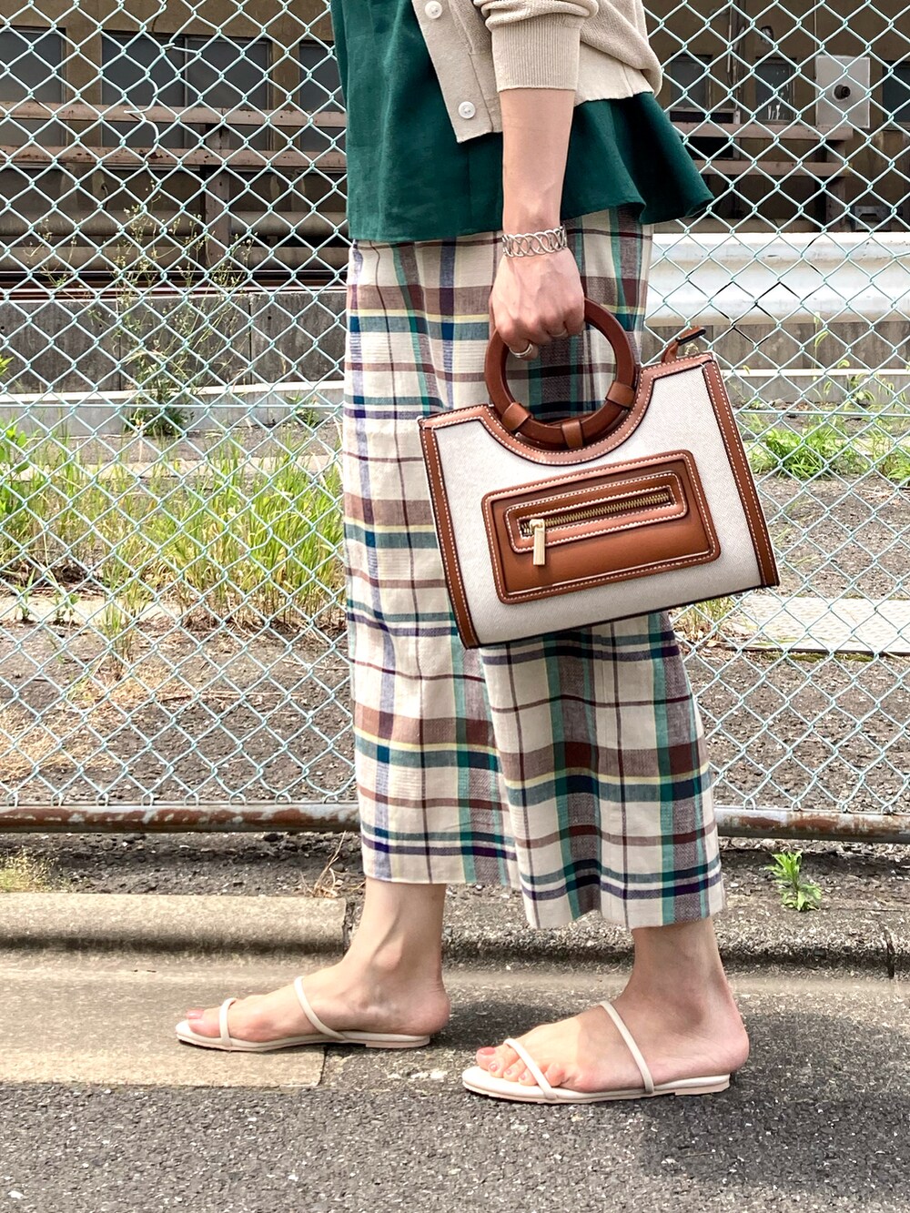 グリーン系のシャツ/ブラウス、ベージュ系のカーディガン/ボレロ、ベージュ系のスカートを着用したレディースの夏コーディネートの4枚目の写真