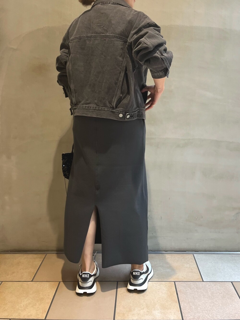 「URBAN RESEARCH DOORS、RODE SKO、FORK&SPOON、ママコーデ、スポーツミックス、ニット、休日スタイル、デニム、スニーカー、モノトーン、春アウター」｜「FORK&SPOONのFORK&SPOON　マシンウォッシャブルニットジャンパースカート（ワンピース、グレー系）」を使った、jimaさん（レディース・163cm）の冬コーディネートの3枚目の写真