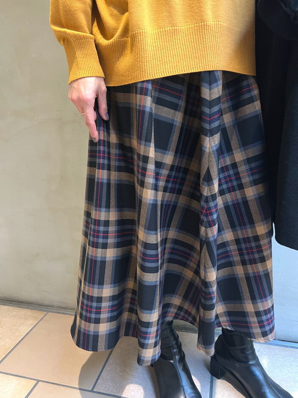 「URBAN RESEARCH DOORS、ママコーデ、ファッションを楽しもう、トートバッグ、きれいめカジュアル、冬コーデ、ニット、タートルネック、ブーツ、冬を彩る色いろコーデ」|「KBFのスクエアトゥストレッチブーツ(ブーツ、ブラック系)」を使った、jimaさん(レディース・163cm)の秋コーディネートの4枚目の写真