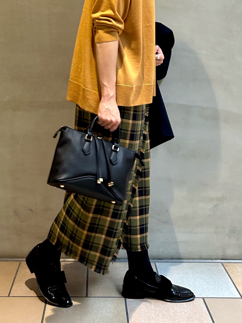 「URBAN RESEARCH DOORS、RODE SKO、ママコーデ、チェック、タートルネック、冬アウター、最近のいい感じコーデ、冬コーデ、きれいめカジュアル、お出かけコーデ、ニット、イエロー、ローファー、ボストンバッグ」|「URBAN RESEARCH DOORSのウォッシャブルウールタートルワイドプルオーバー(ニット/セーター、イエロー系)」を使った、jimaさん(レディース・163cm)の秋コーディネートの5枚目の写真
