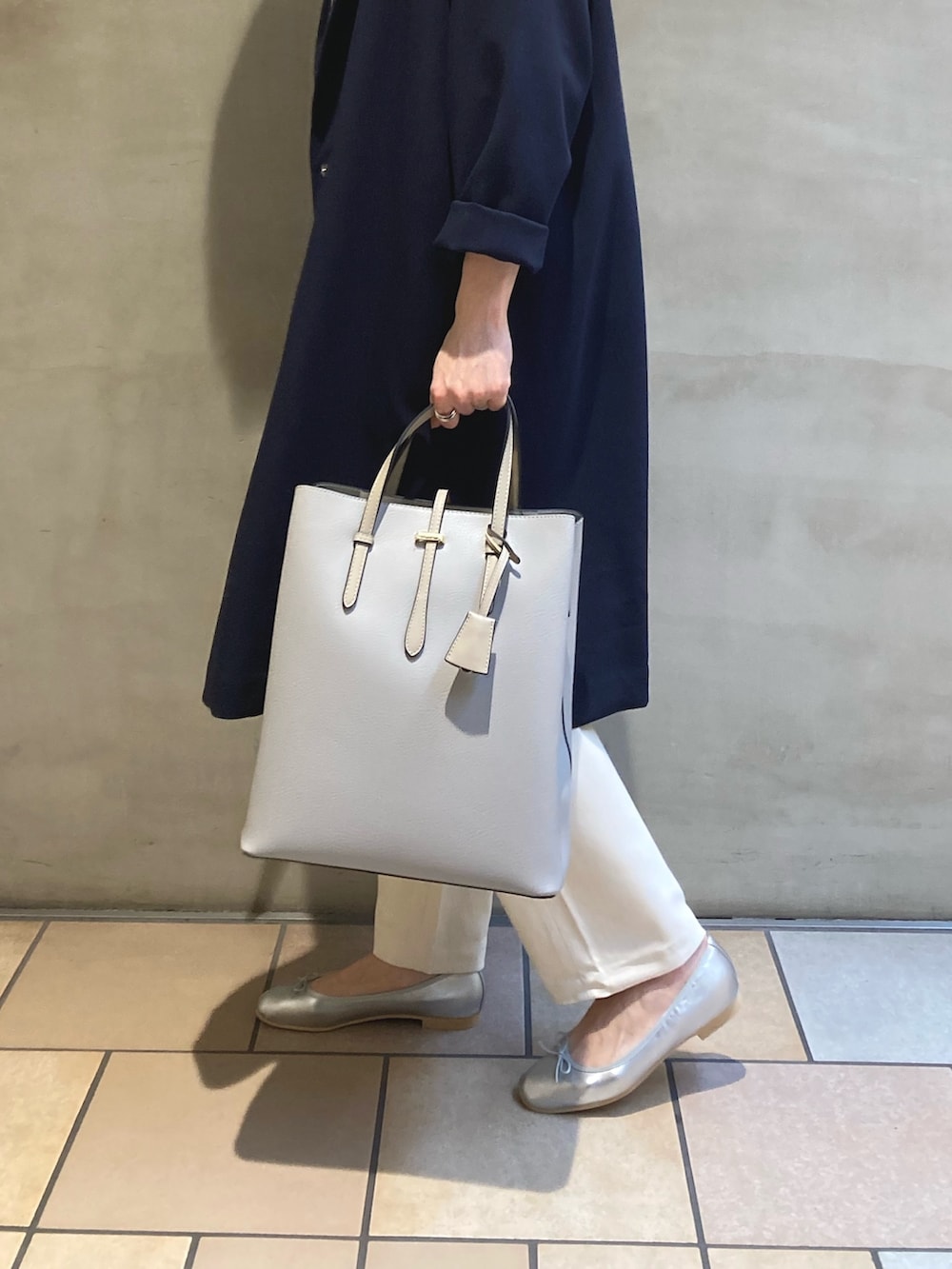 「URBAN RESEARCH DOORS、FORK&SPOON、ママコーデ、春コーデ、春色、オフィスカジュアル、春アウター、メガネ女子、プチプラ、トートバッグ、春服みてみて」|「URBAN RESEARCH DOORSのダブルクロスガウンコート(その他アウター、ブルー系)」を使った、jimaさん(レディース・163cm)の冬コーディネートの2枚目の写真