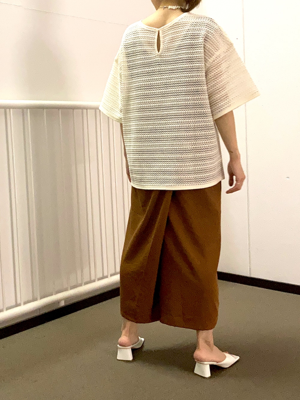 ホワイト系のシャツ/ブラウス、ブラウン系のワンピース、ホワイト系のサンダルを着用したレディースの春コーディネートの3枚目の写真