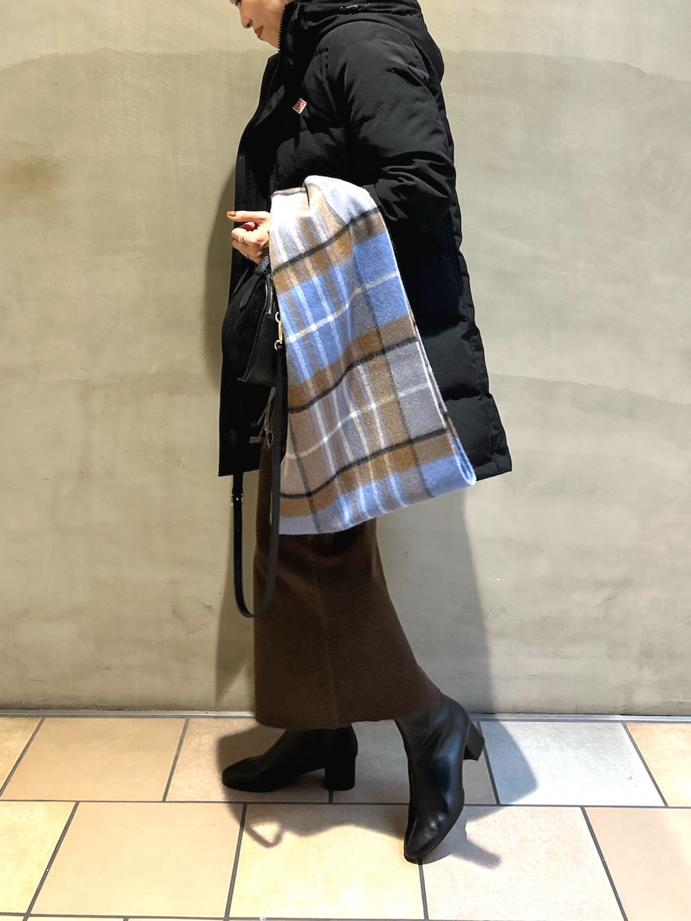 「URBAN RESEARCH DOORS、Danton、ママコーデ、ダウンジャケット、ブーツ、ニット、ボストンバッグ、クリスマスに着たい服、ロングスカート、チェック、冬コーデ、休日スタイル、きれいめカジュアル、ロングコート」|「DANTONのアイテム(ダウンジャケット/コート、ブラック系)」を使った、jimaさん(レディース・163cm)の冬コーディネートの2枚目の写真