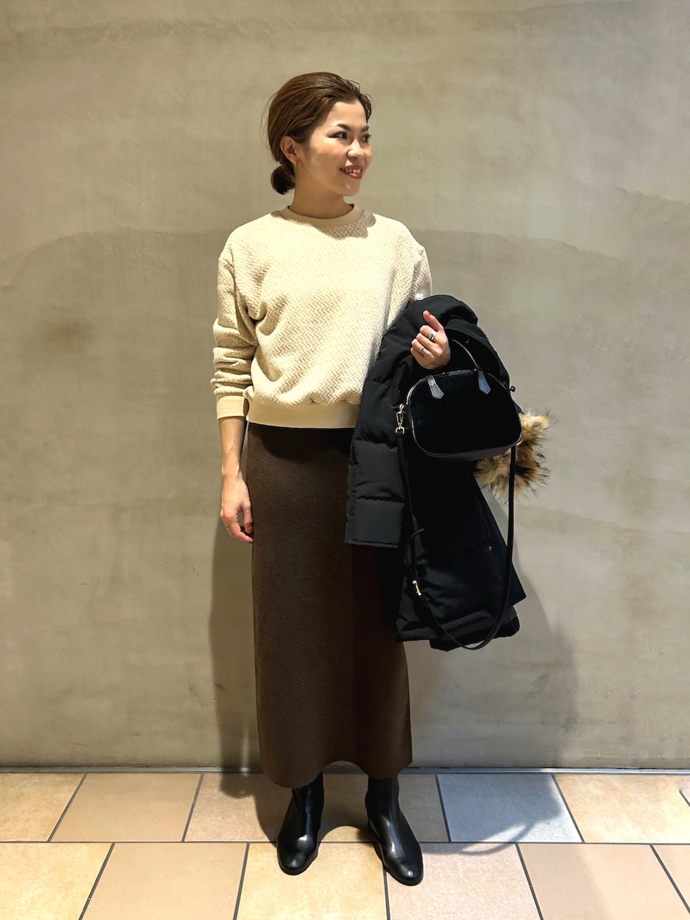 「URBAN RESEARCH DOORS、Danton、ママコーデ、ダウンジャケット、ブーツ、ニット、ボストンバッグ、クリスマスに着たい服、ロングスカート、チェック、冬コーデ、休日スタイル、きれいめカジュアル、ロングコート」|「DANTONのアイテム(ダウンジャケット/コート、ブラック系)」を使った、jimaさん(レディース・163cm)の冬コーディネートの4枚目の写真