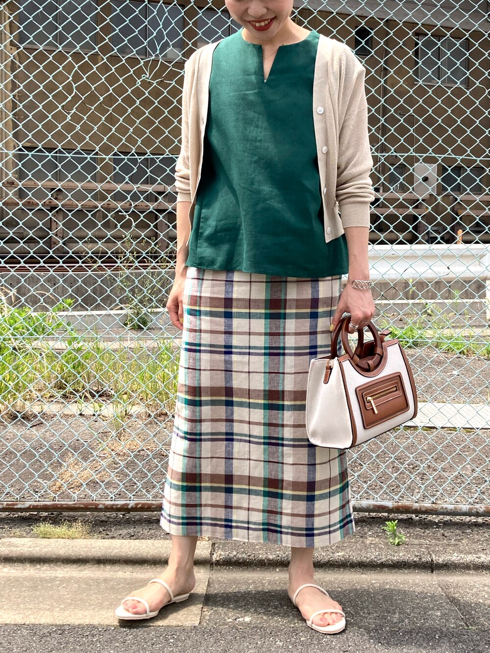 グリーン系のシャツ/ブラウス、ベージュ系のカーディガン/ボレロ、ベージュ系のスカートを着用したレディースの夏コーディネートの3枚目の写真