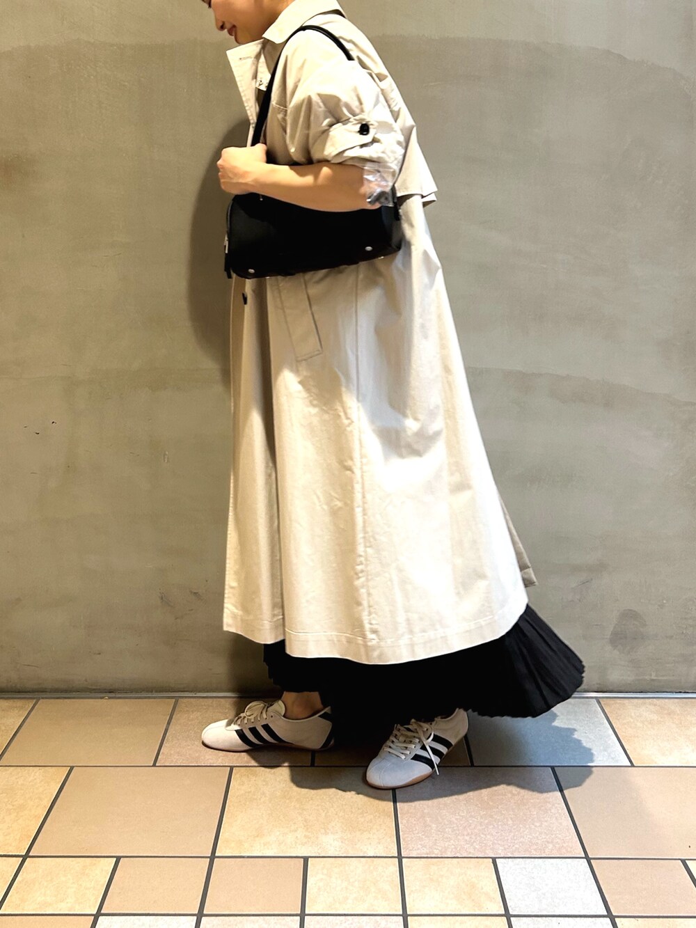 「URBAN RESEARCH DOORS、ママコーデ、RODE SKO、ロングスカート、ボストンバッグ、スウェット、きれいめカジュアル、adidas、春コーデ」|「URBAN RESEARCH DOORSのカレッジロゴスウェット(スウェット、ベージュ系)」を使った、jimaさん(骨格ストレート・レディース・163cm)の冬コーディネートの2枚目の写真
